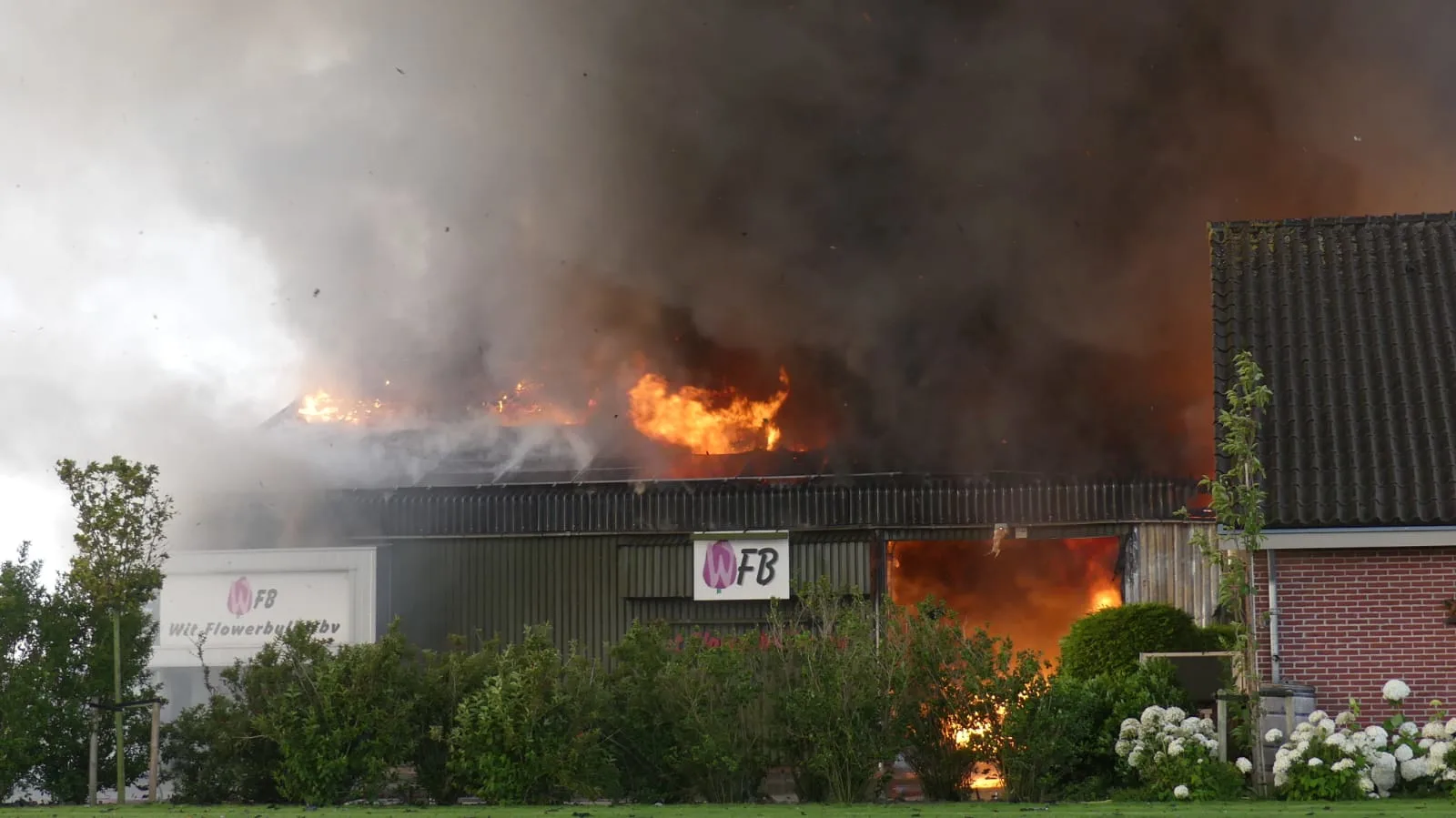 Schuren agrarisch bedrijf in 't Veld verwoest door brand