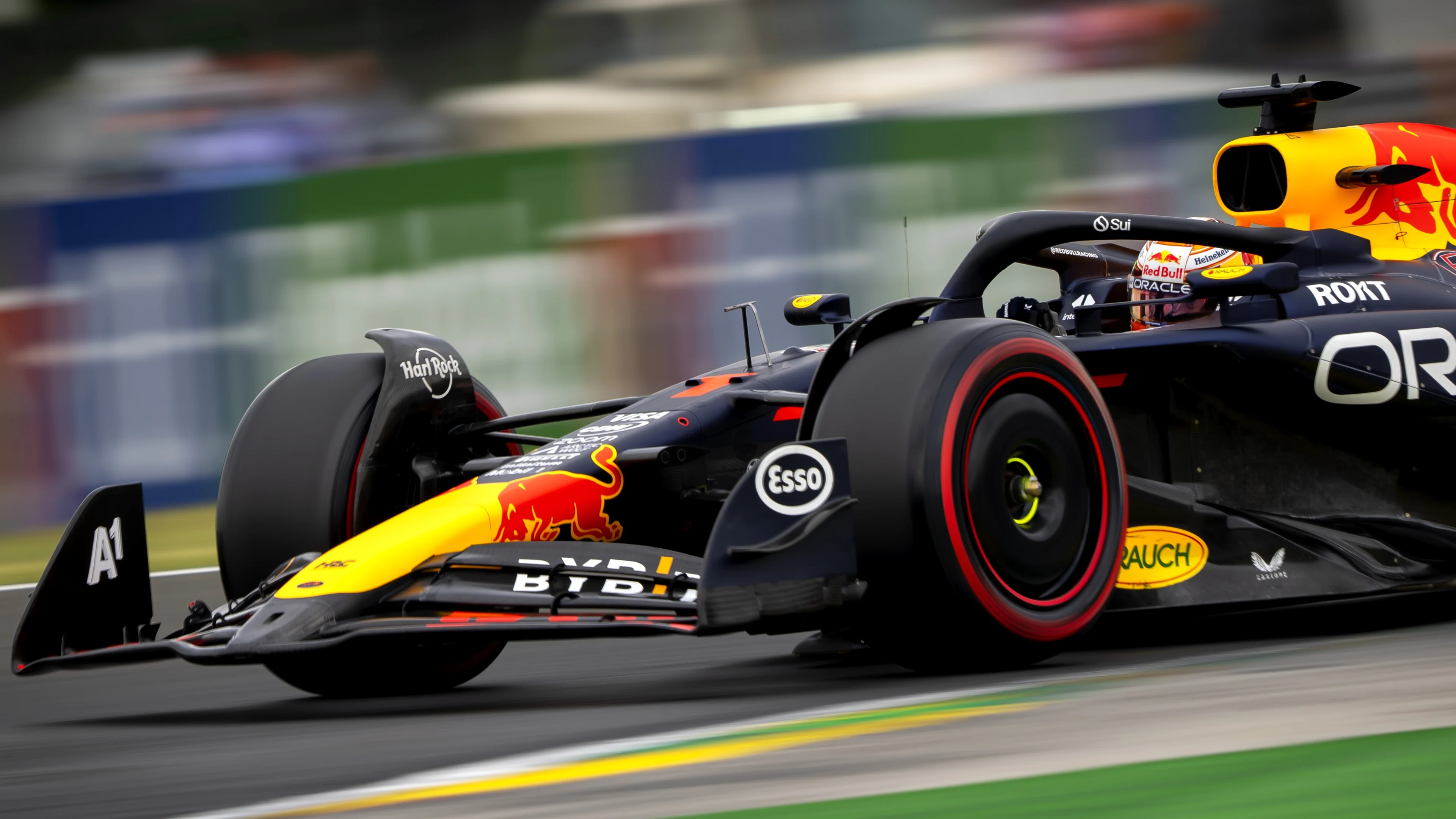 Klagende Verstappen vijfde in Hongarije na botsing, Piastri pakt eerste overwinning