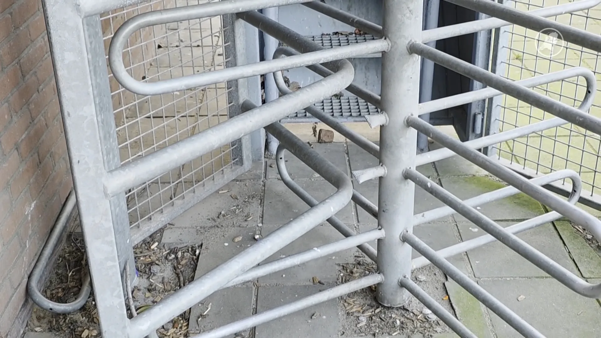 Kind komt met hoofd vast te zitten tussen spijlen van draaihek