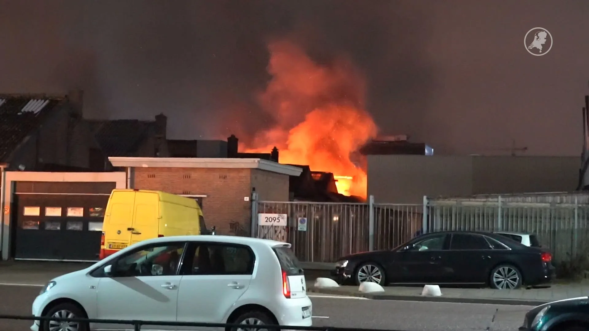 Veel rook bij enorme brand autobedrijf in Rotterdam