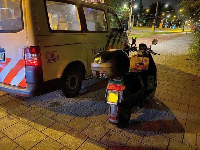 Beschonken bromfietser van snelweg A10 geplukt met krat bier tussen zijn benen