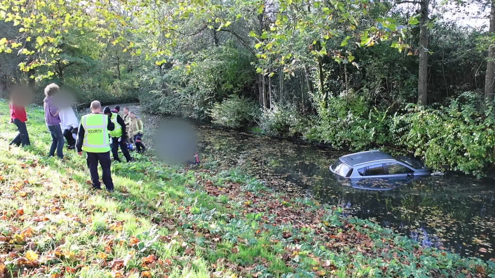 Omstanders halen bestuurder uit te water geraakte auto in Delft