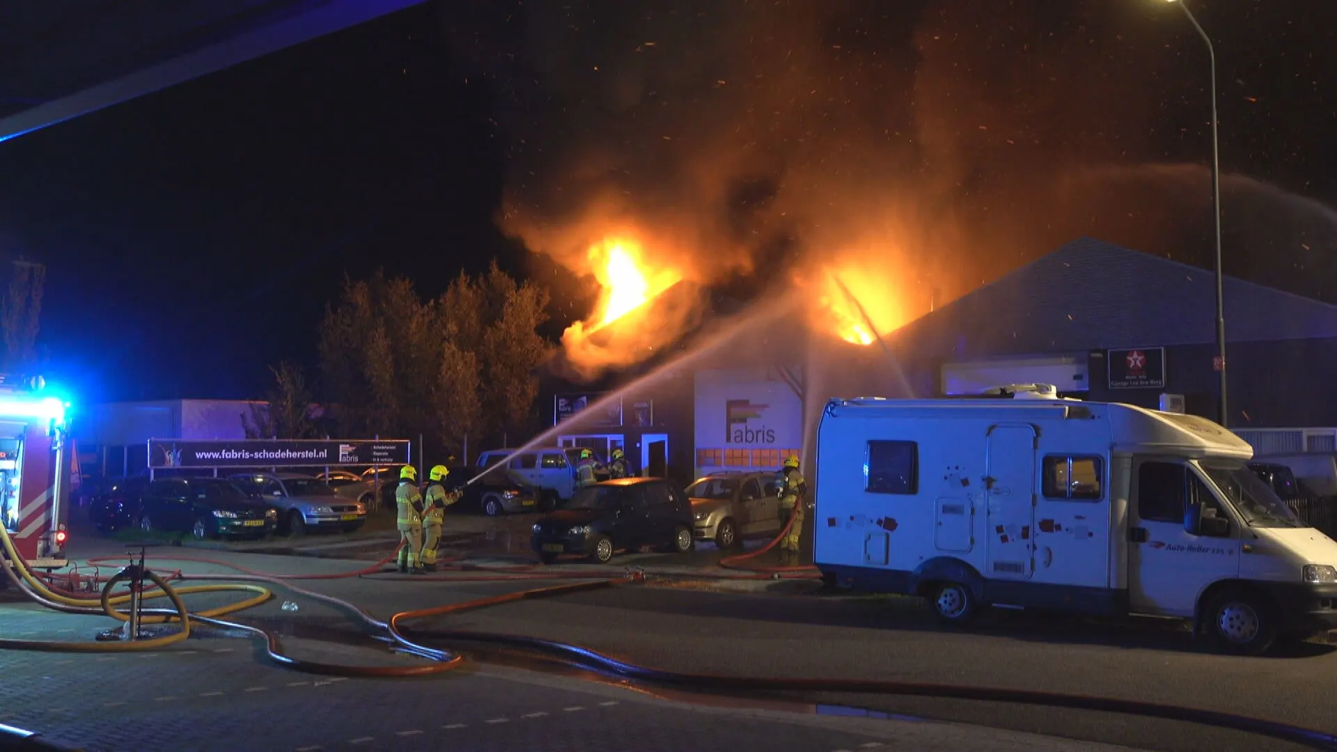 Zeer grote brand bij autobedrijf in Heerhugowaard, mogelijk asbest vrijgekomen