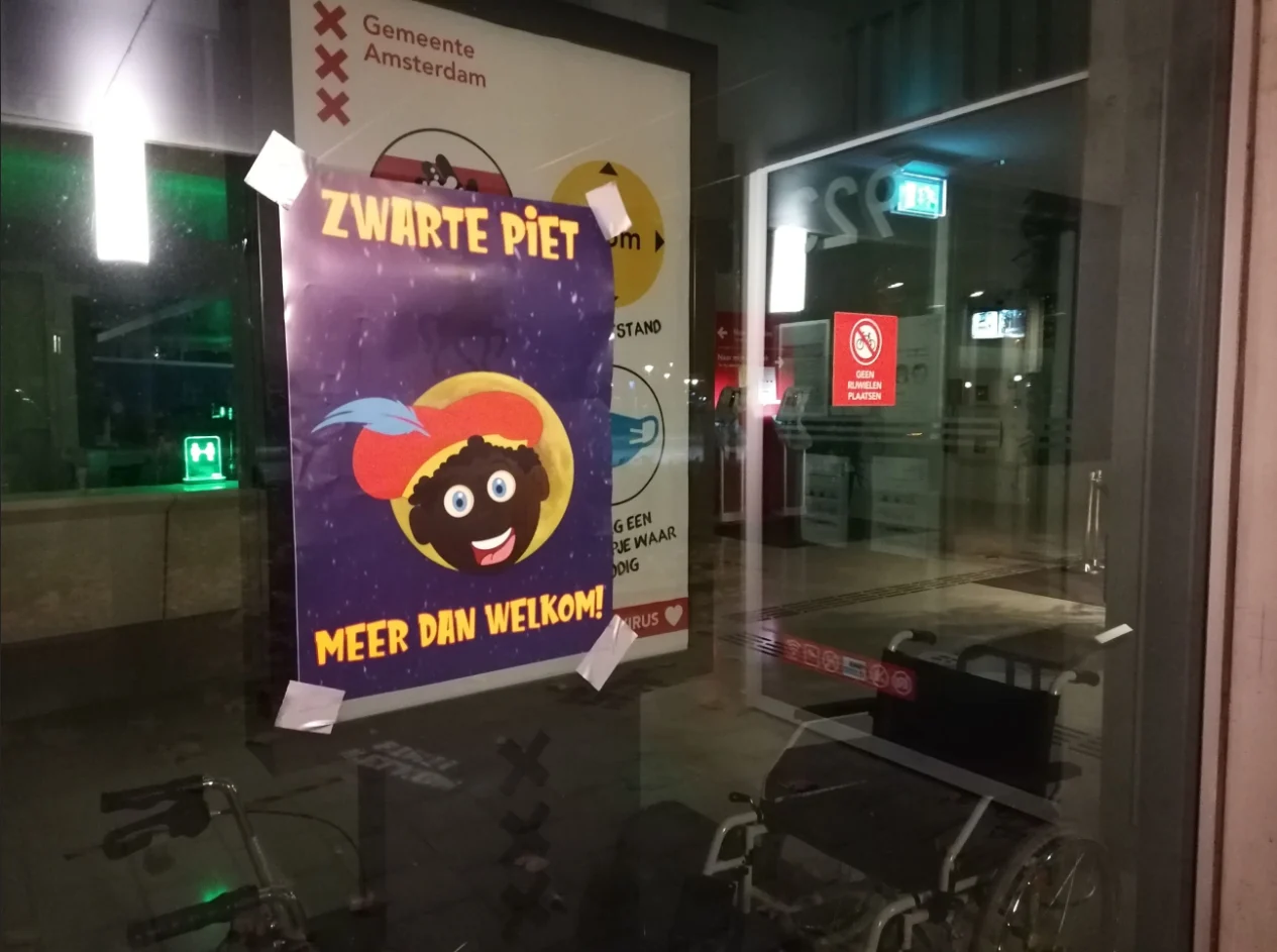Actiegroep beplakt huis Femke Halsema met posters: 'Handen af van Zwarte Piet'