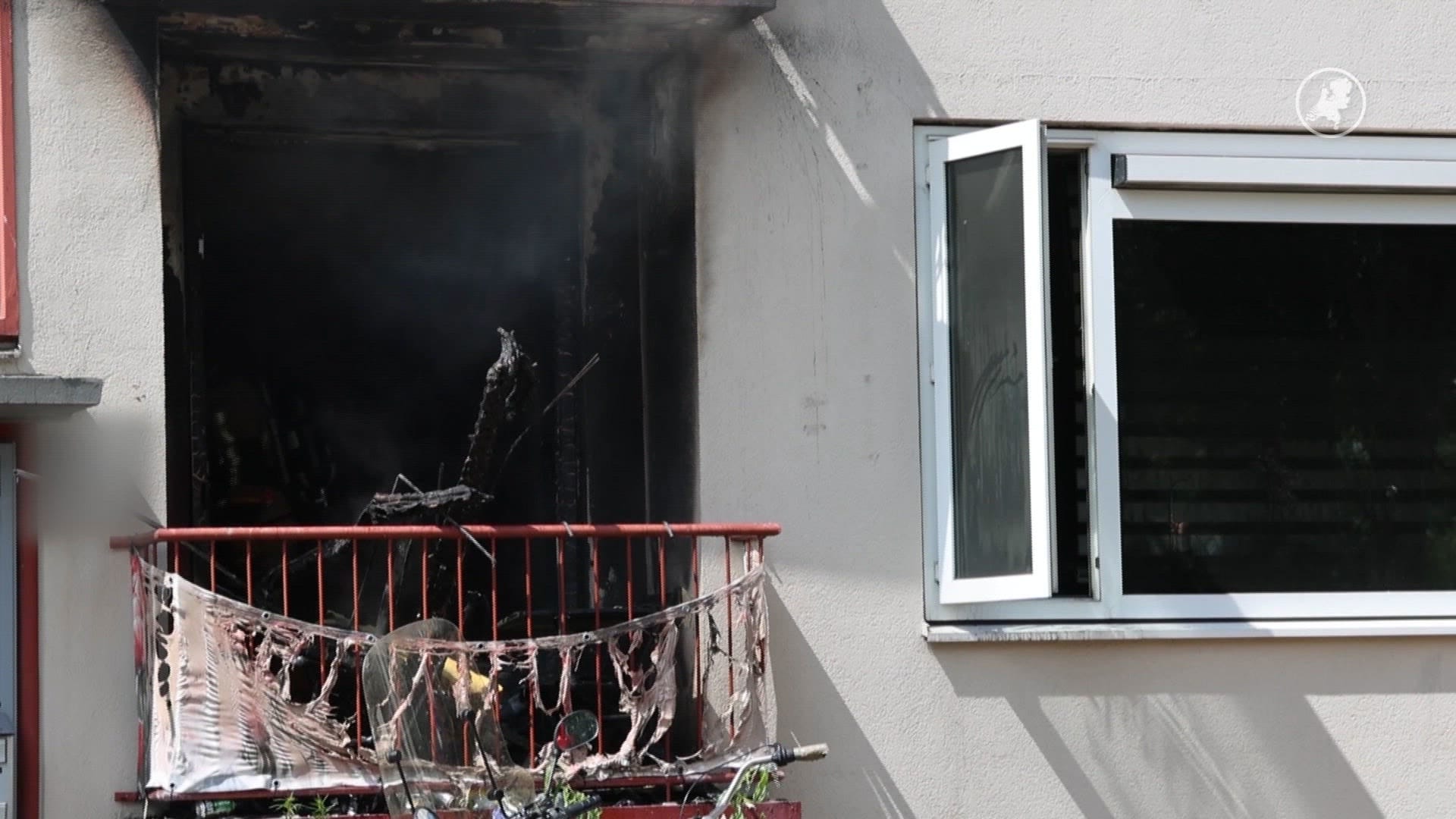 Uitslaande woningbrand aan Erasmusweg in Den Haag, poezen gered door brandweer
