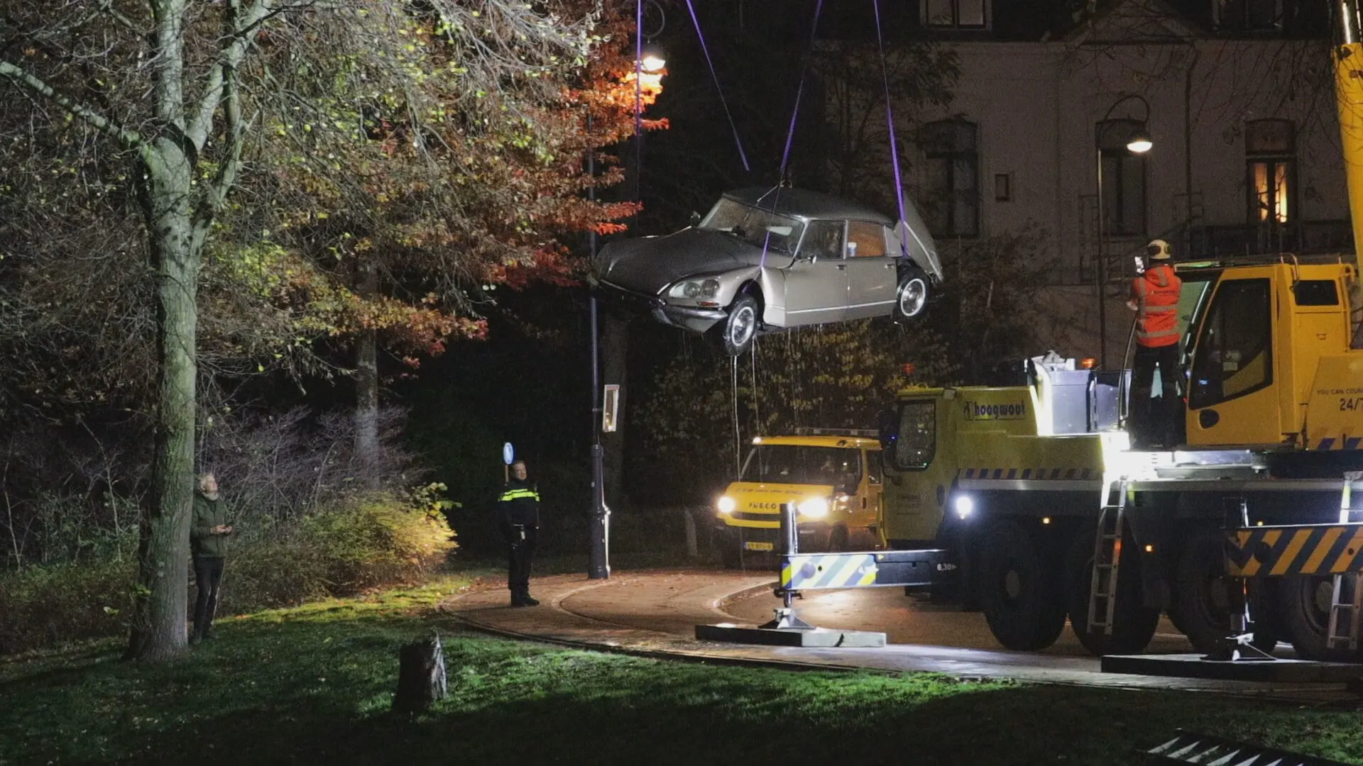 Eigenaar vergeet handrem: klassieke Citroën neemt snoekduik in Haarlemse Singel