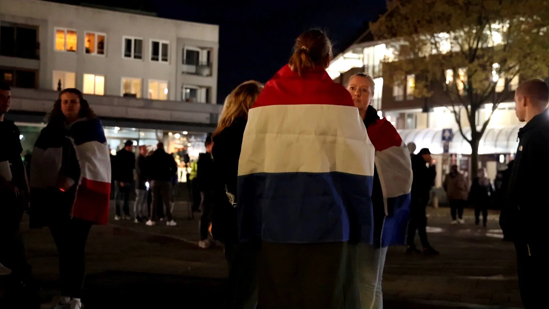 Voor- en tegenstanders lijnrecht tegenover elkaar bij azc-protest in Uithoorn