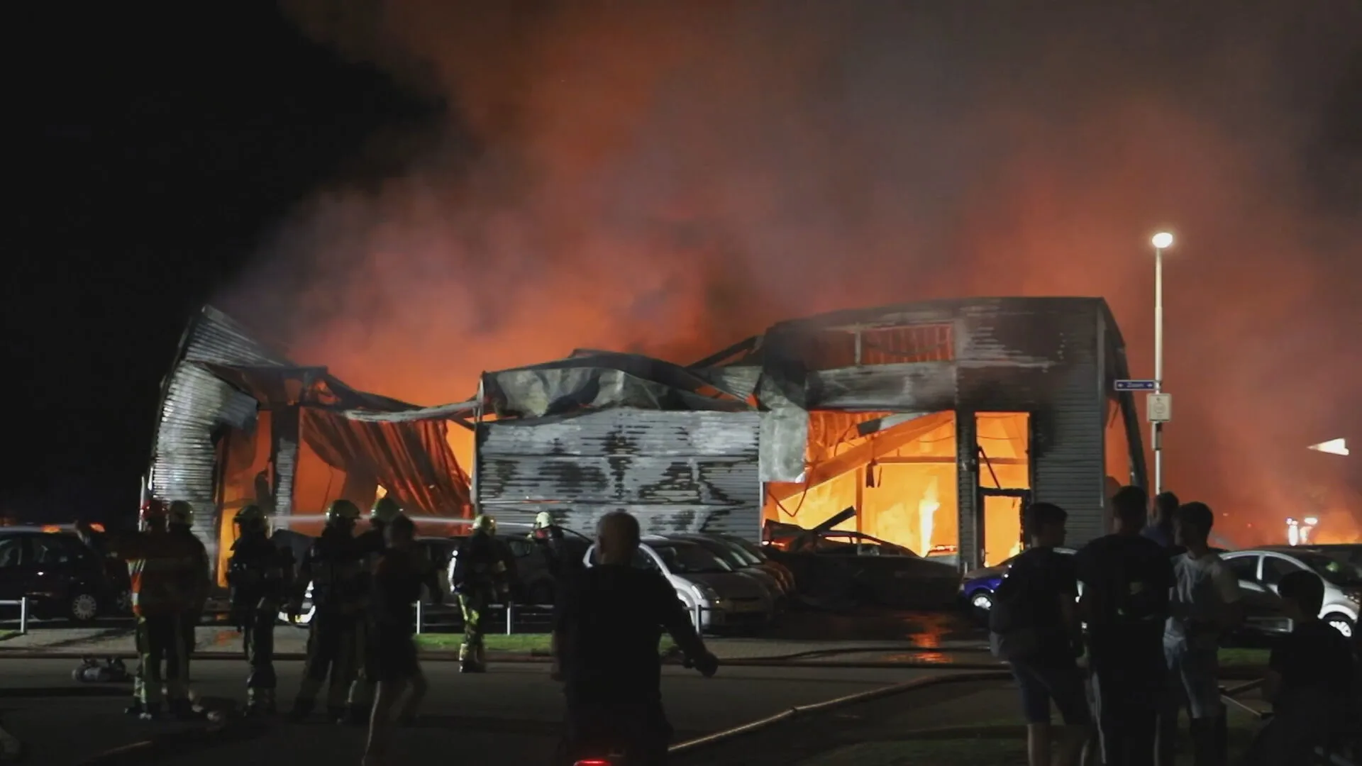 Autobedrijven in Surhuisterveen branden volledig uit