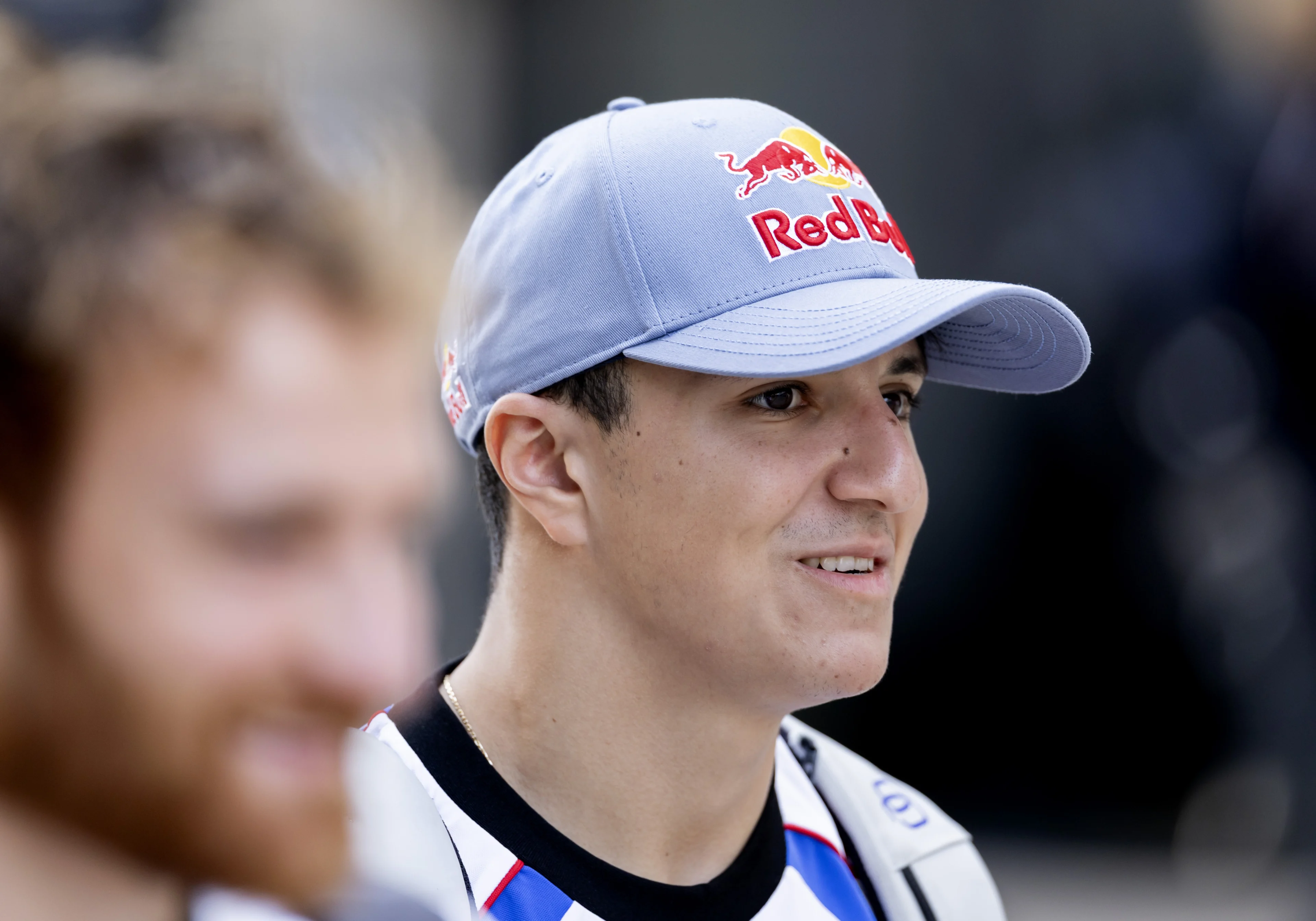 Red Bull verrast: jonge Hadjar vervangt Tsunoda naast Verstappen