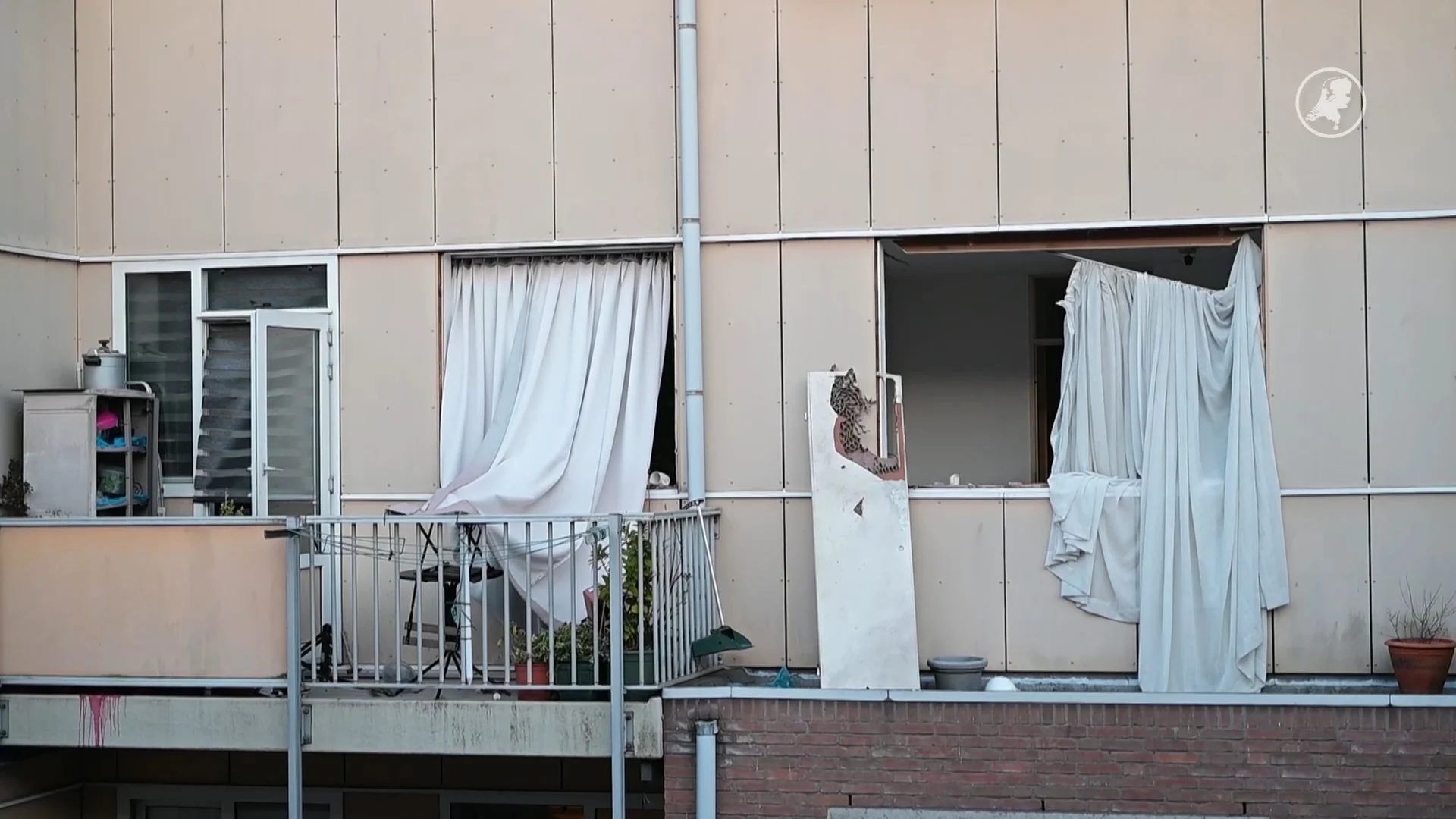 Schade door explosie in portiekwoning in Rotterdam