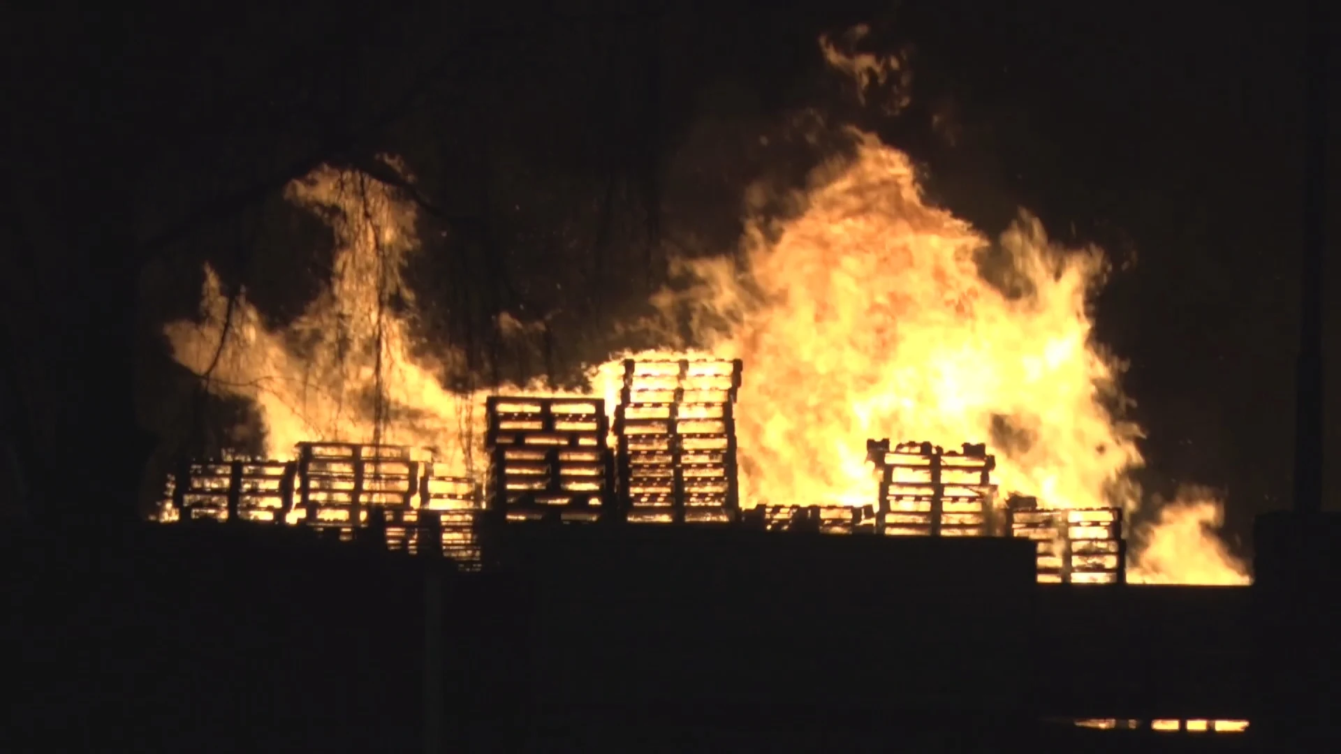 Zeer grote brand in palletopslag Brunssum onder controle