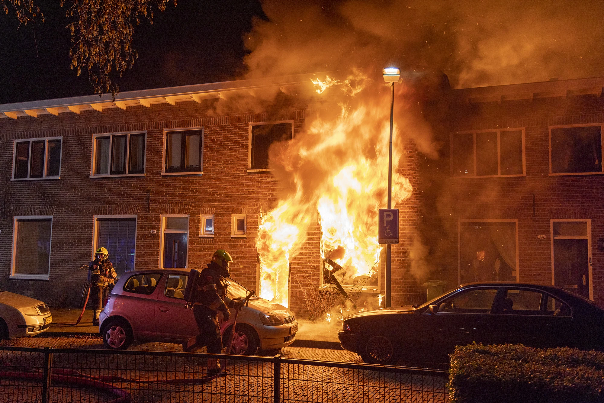 Grote uitslaande brand verwoest woning in Haarlem