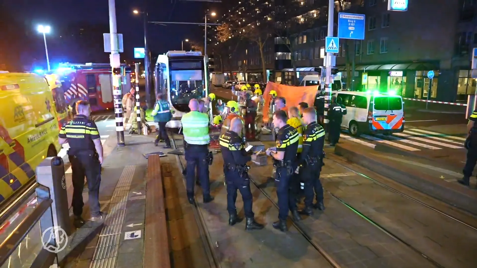 Man vast onder tram in Rotterdam, hulpdiensten massaal aanwezig om hem te bevrijden