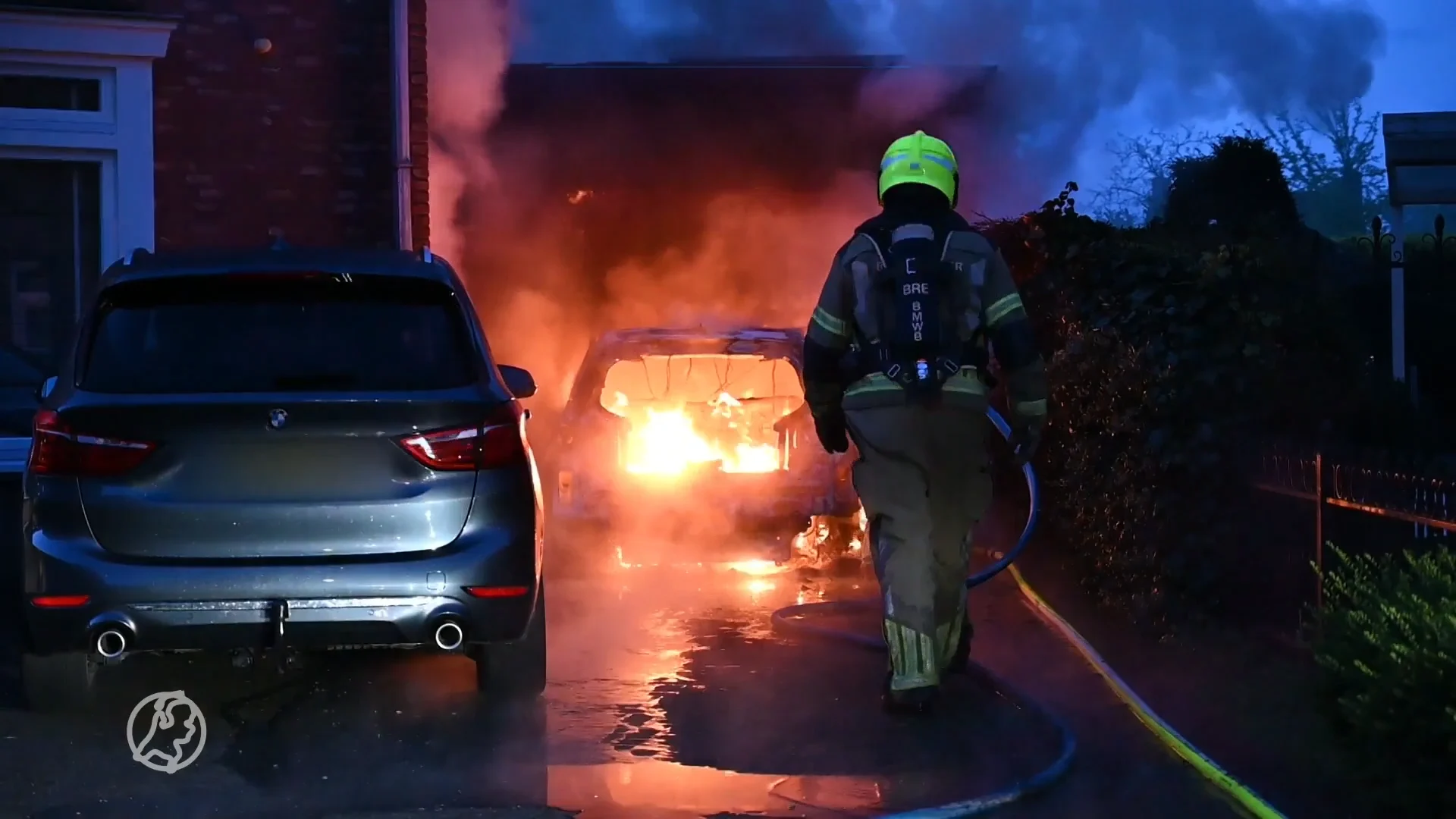 Elektrische auto vat vlam in Etten-Leur en slaat over op garage