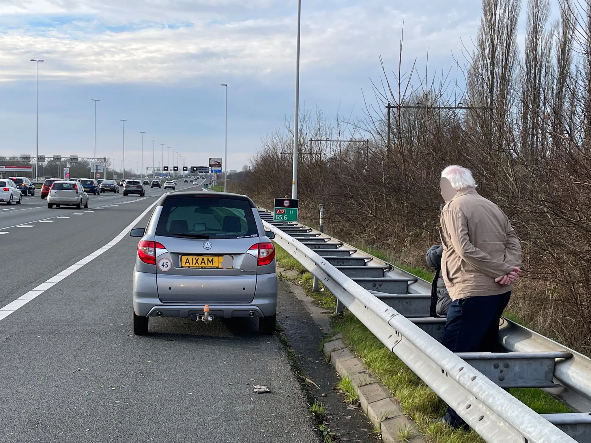 Weginspecteur haalt op Nieuwjaarsdag bejaard stel in brommobiel van snelweg