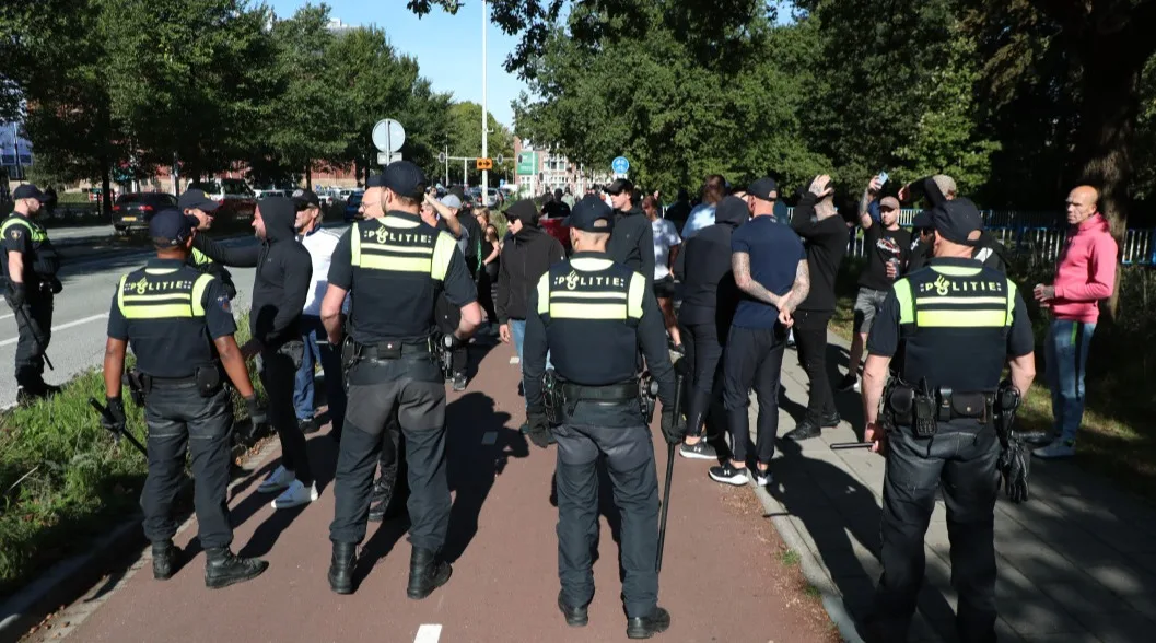 Tientallen mensen geven gehoor aan tegendemonstratie A12-blokkade
