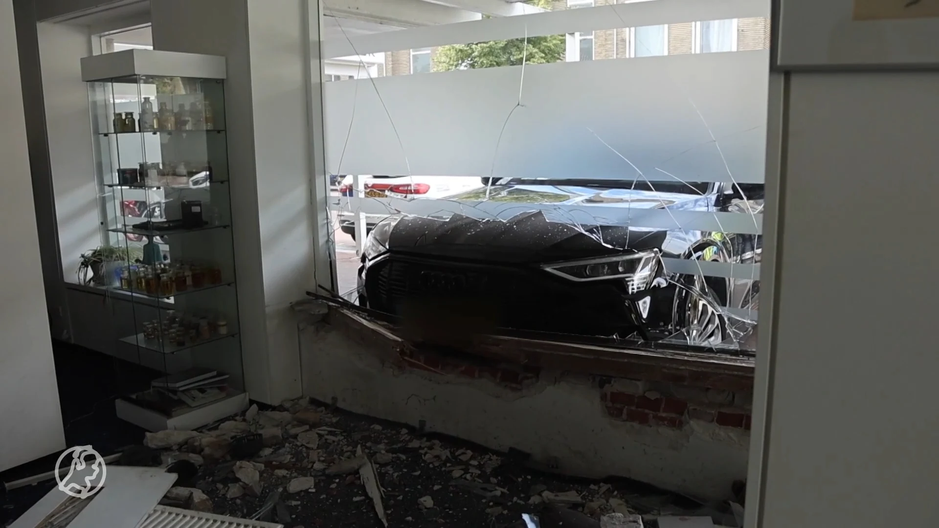 Vrouw vergist zich in versnelling en knalt door gevel winkelpand in Den Haag