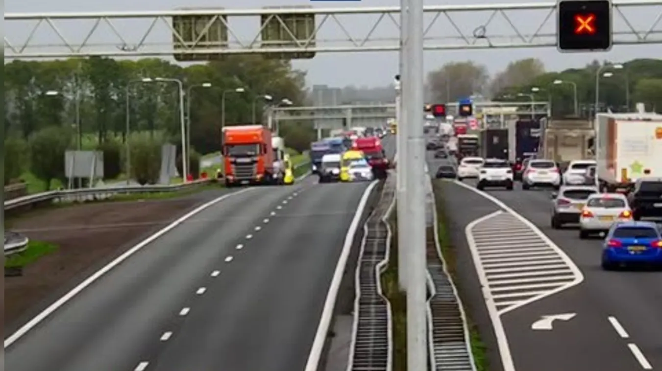 Bestuurder onwel op A27, traumahelikopter landt op snelweg