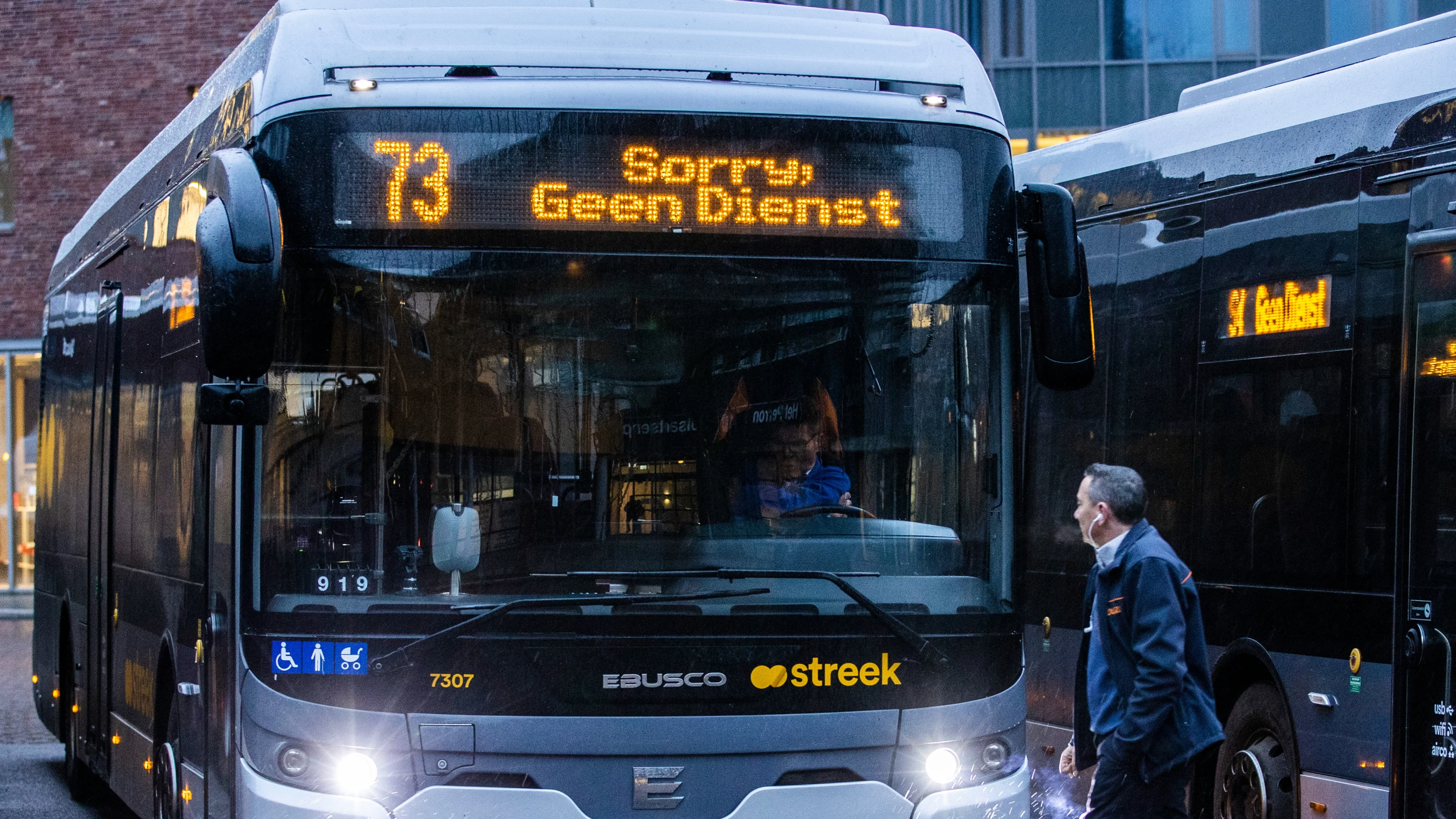 Buschauffeurs Ter Apel staken opnieuw tegen overlastgevende asielzoekers: 'Gewoon helemaal zat'