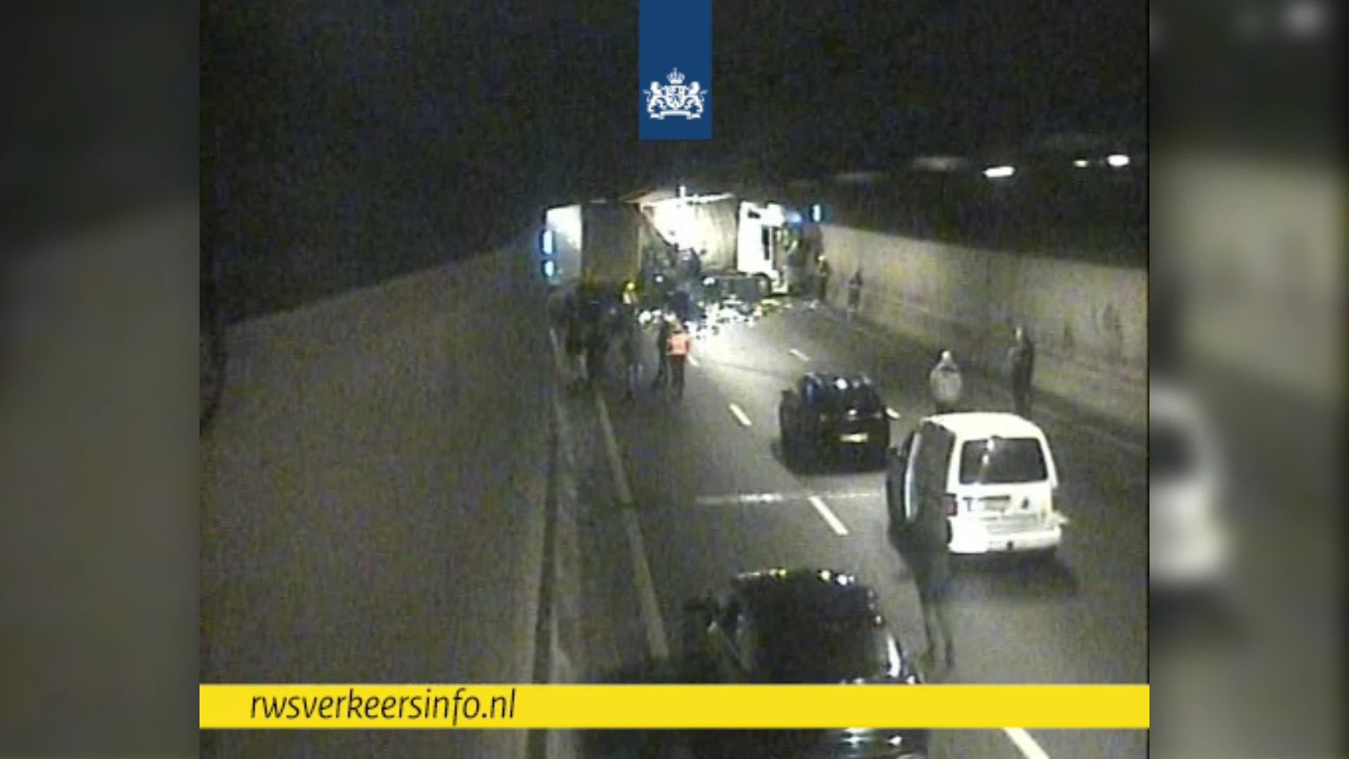 Geschaarde vrachtwagen blokkeert Botlektunnel A15 richting Ridderkerk