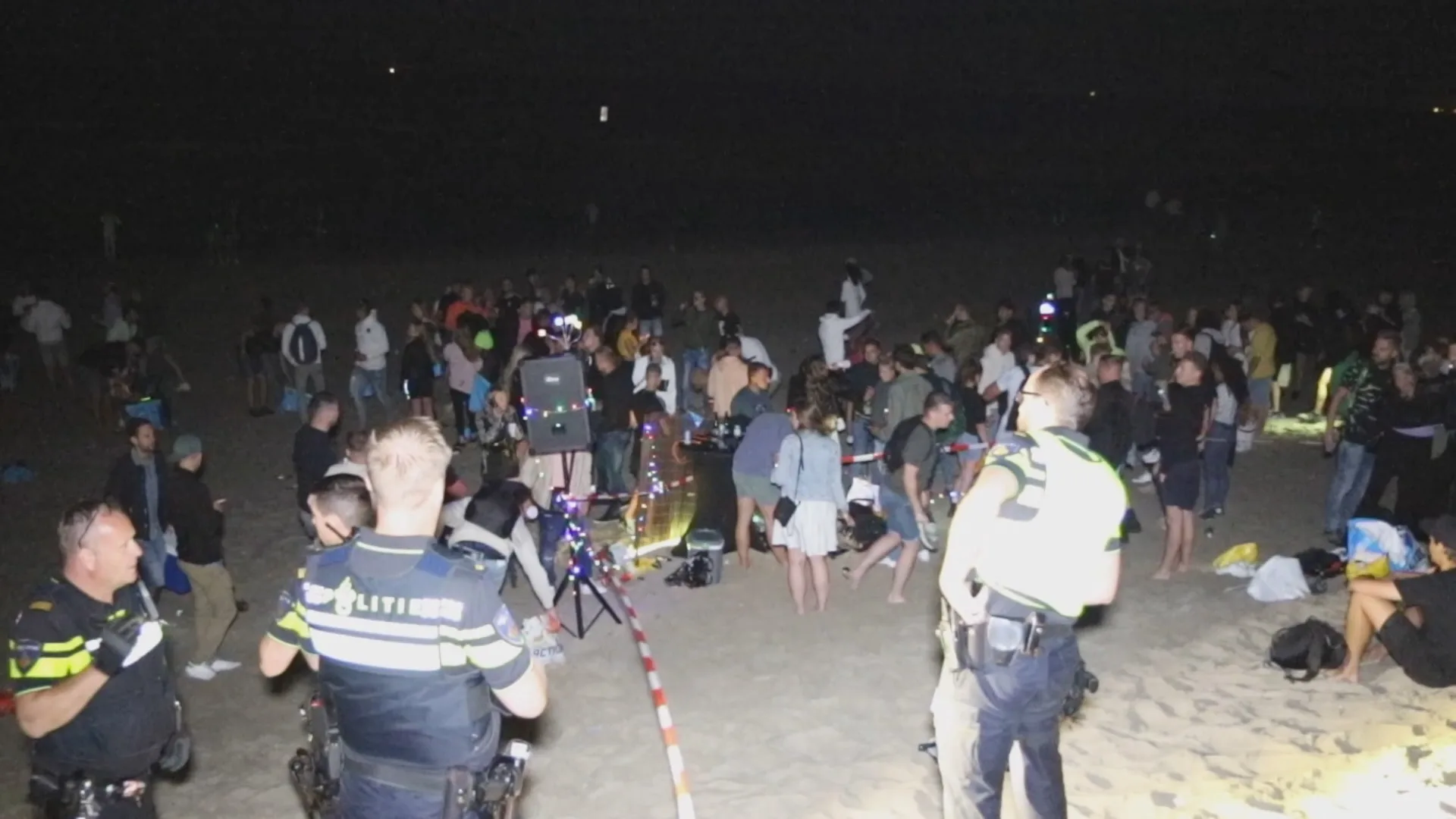 Politie maakt einde aan illegaal strandfeest met honderden bezoekers in 's Gravenzande