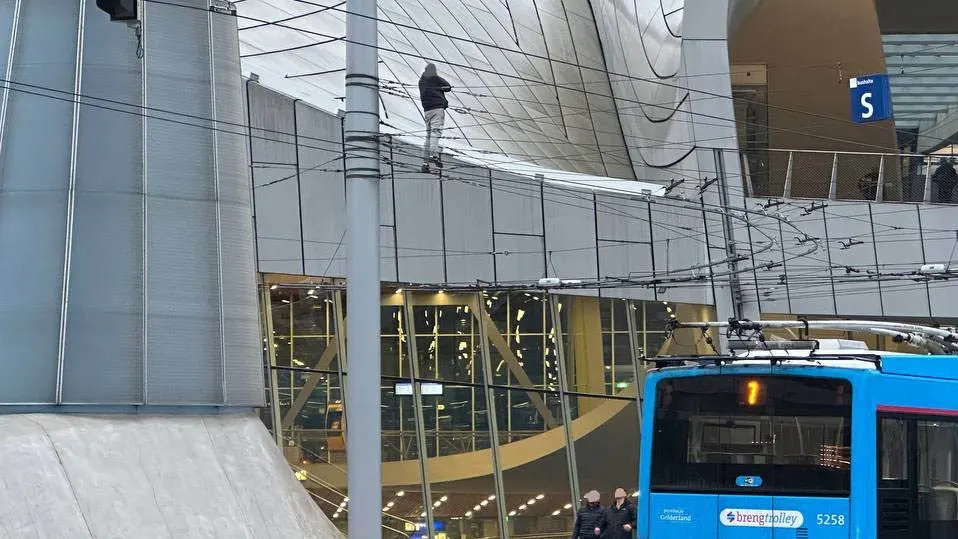 Chaos op Arnhem Centraal: man klimt in mastleiding en blijft urenlang op kabels staan