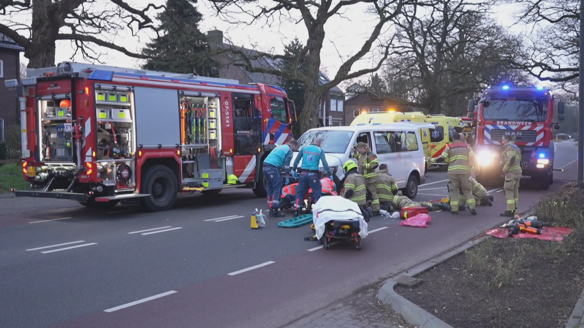 Tiener bekneld onder taxibusje na aanrijding in Gelderse Dieren