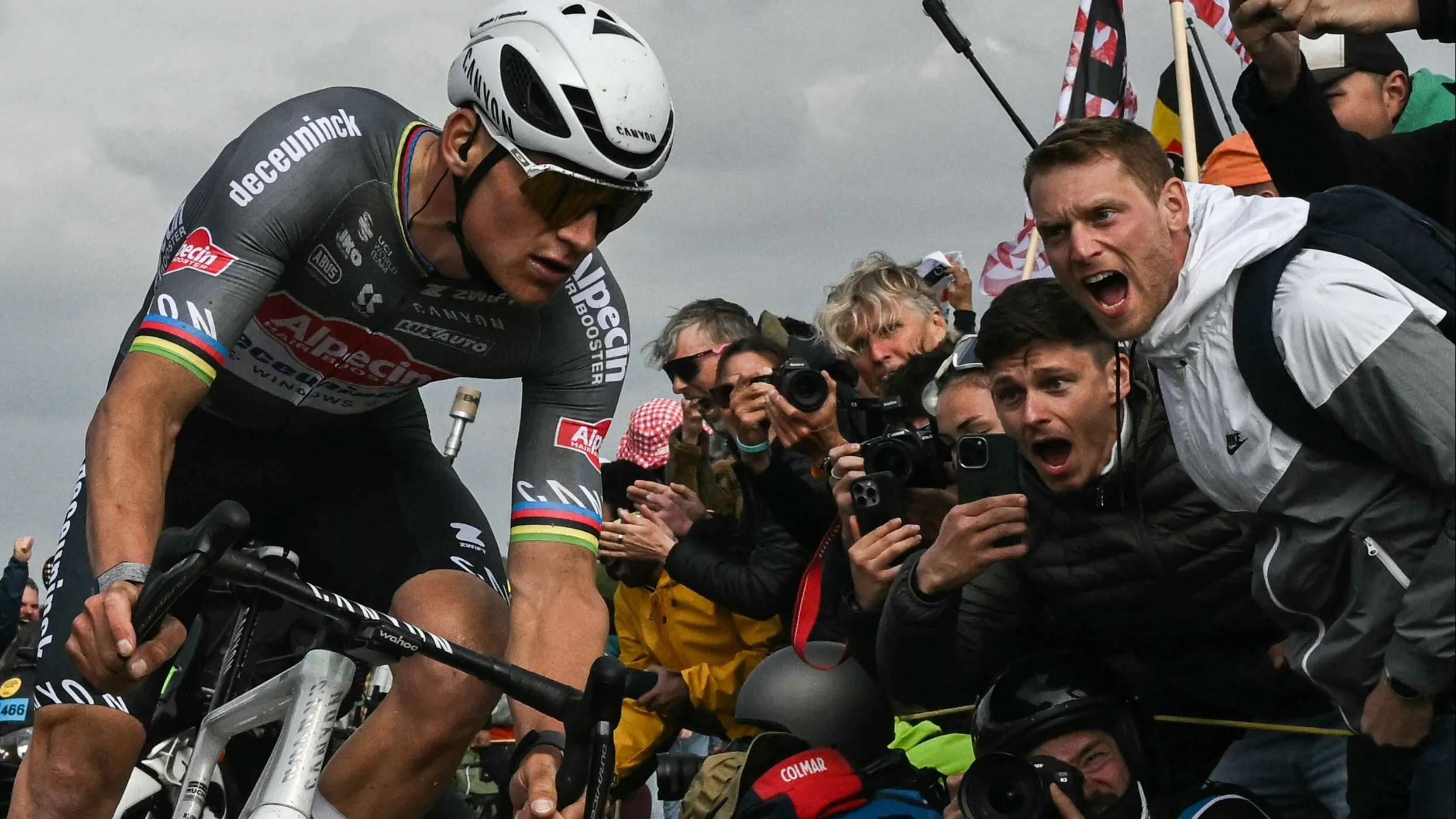 Lekke band houdt Mathieu van der Poel niet tegen: winst in Parijs-Roubaix