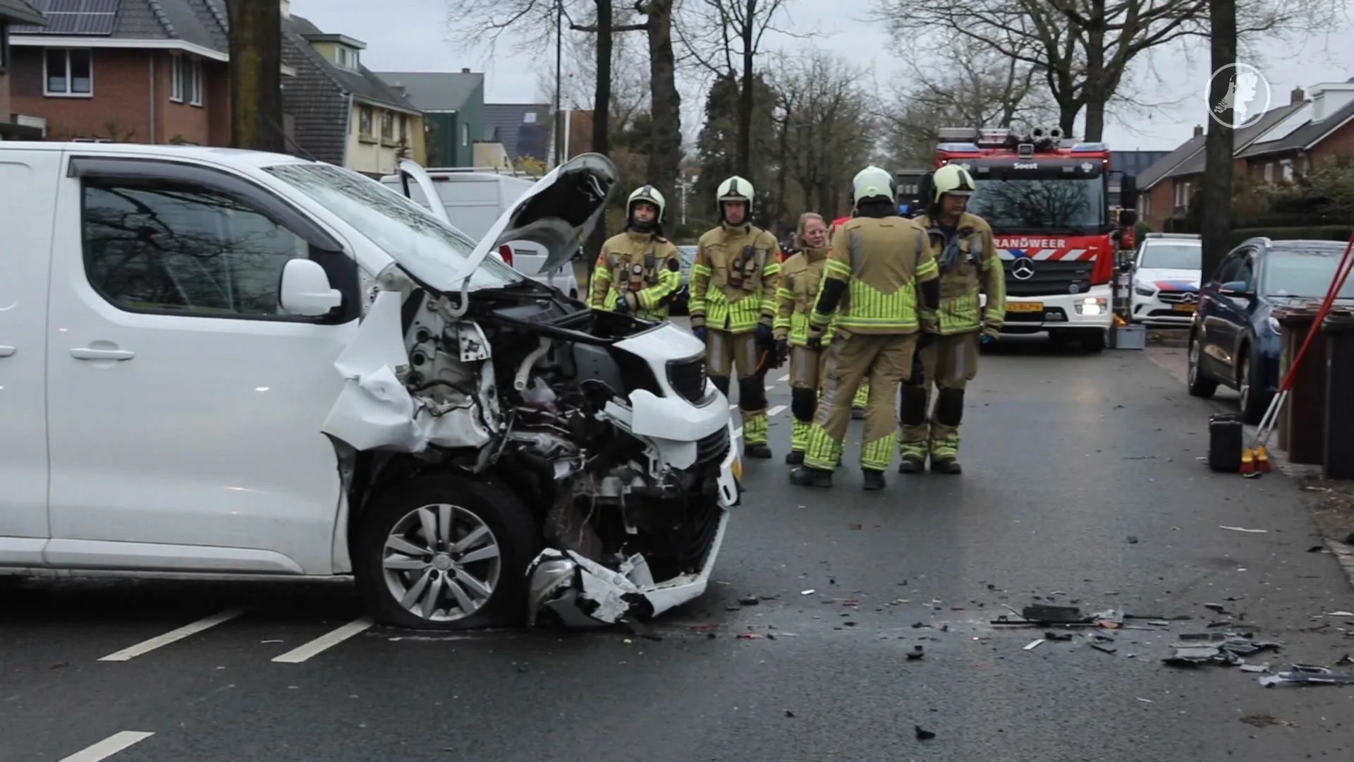 Oldtimer tegen boom gedrukt na harde klap in Soest