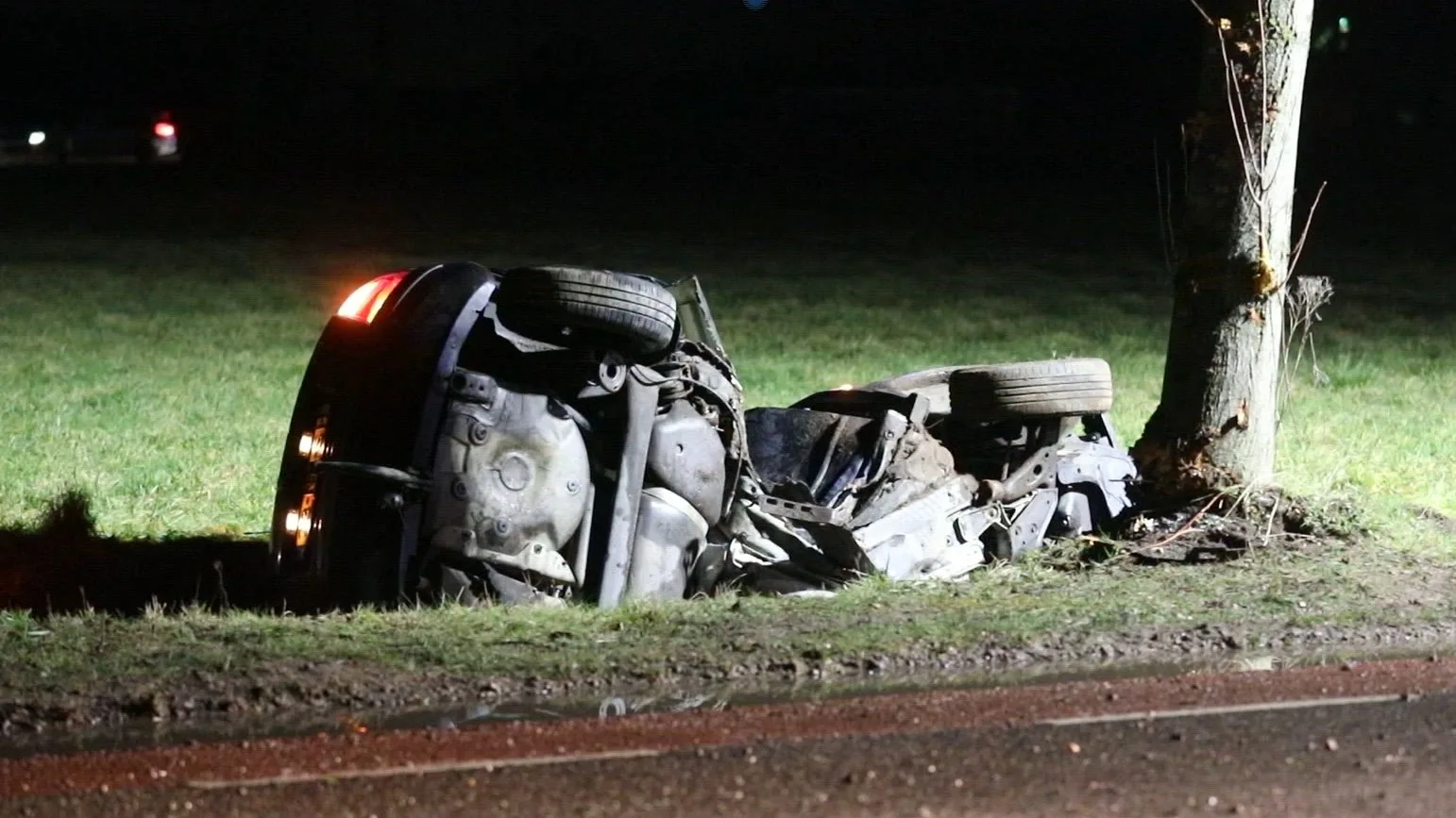 Vrouw (27) overlijdt nadat auto van de weg glijdt in Roosendaal