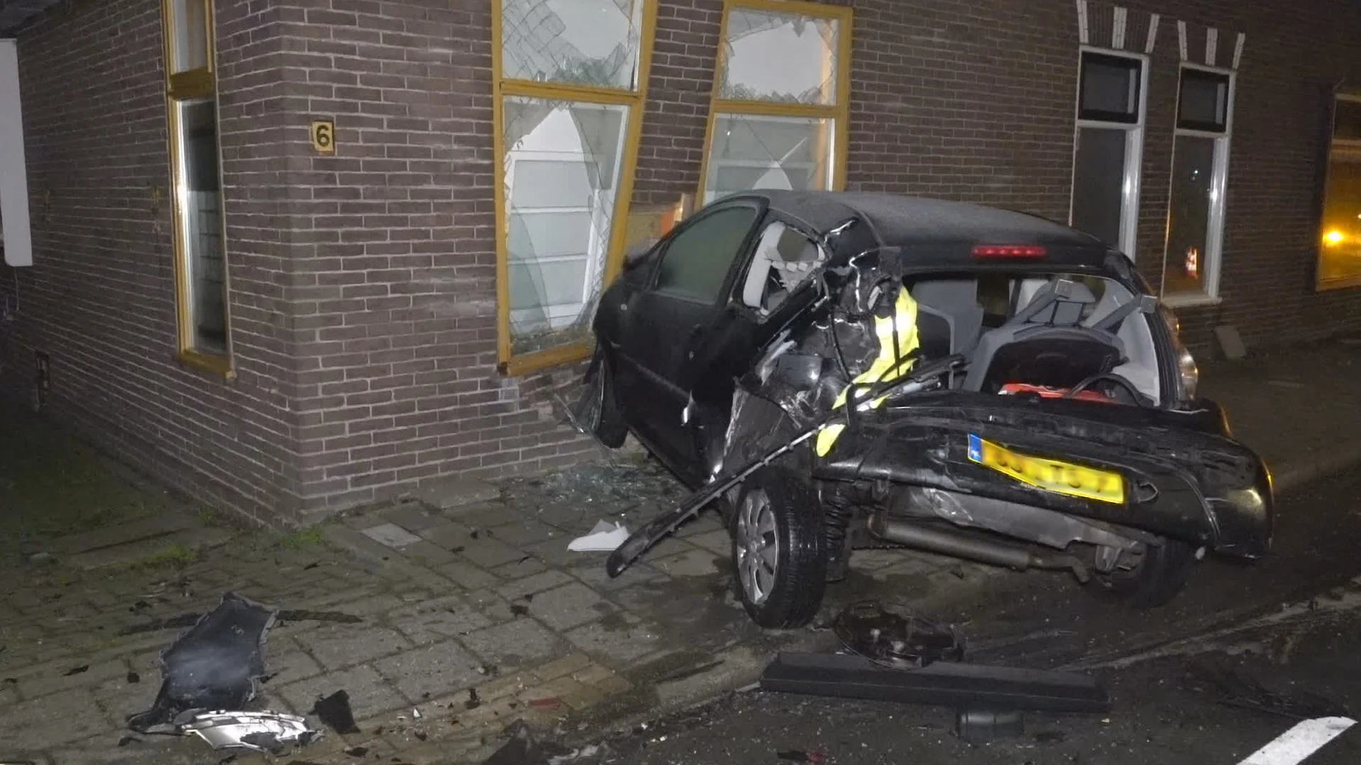 Ravage in Obdam: geparkeerde auto ramt gevel van woning na botsing met taxibusje