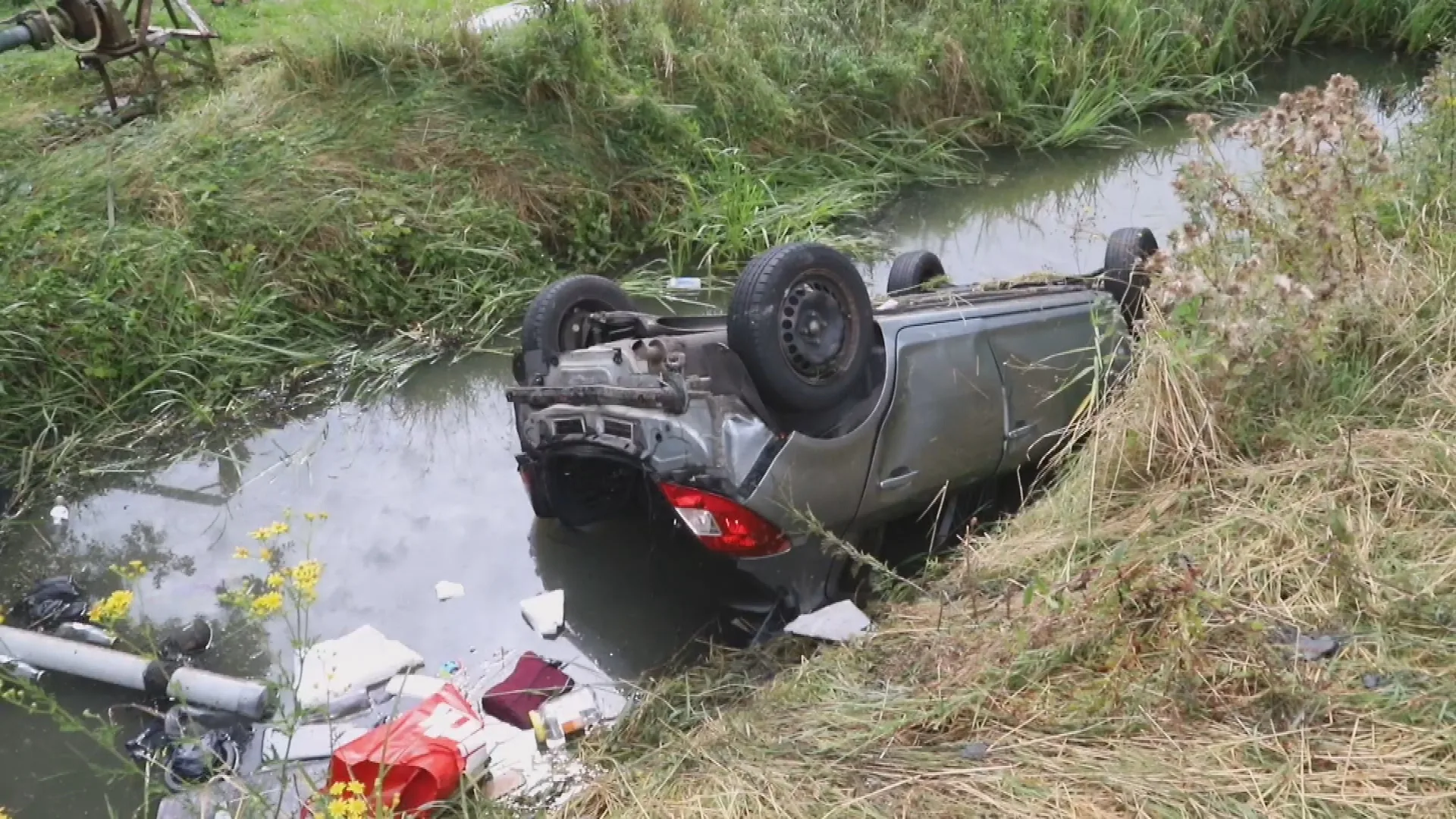 Baby met spoed naar ziekenhuis nadat auto in sloot belandt in Enspijk