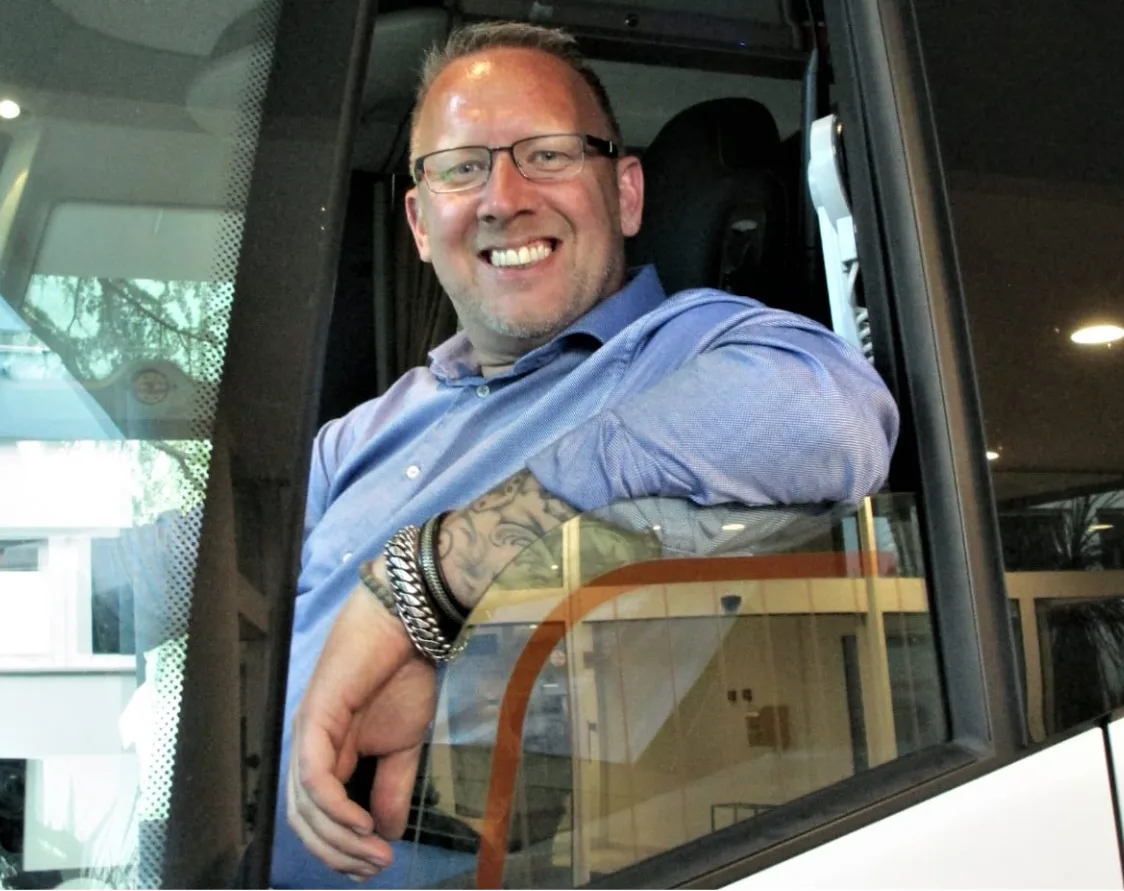 Chauffeur Dennis komt als zzp'er in de problemen door corona: 'Alles is afgezegd'