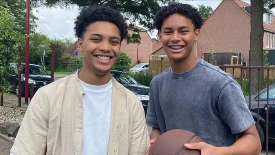 Groot verdriet bij voetbalclub overleden talenten Noah en Isay: 'Tranen vloeien'