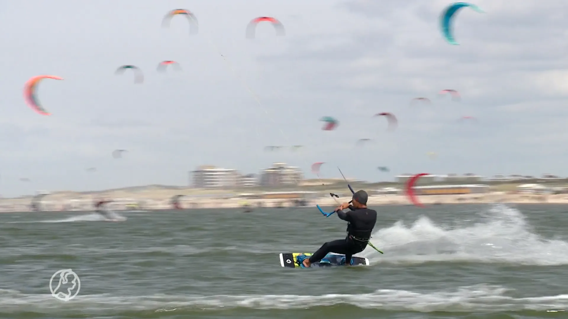 Pinksteren valt in het water, maar kitesurfers zijn blij: 'Heel Nederland wil kiten'