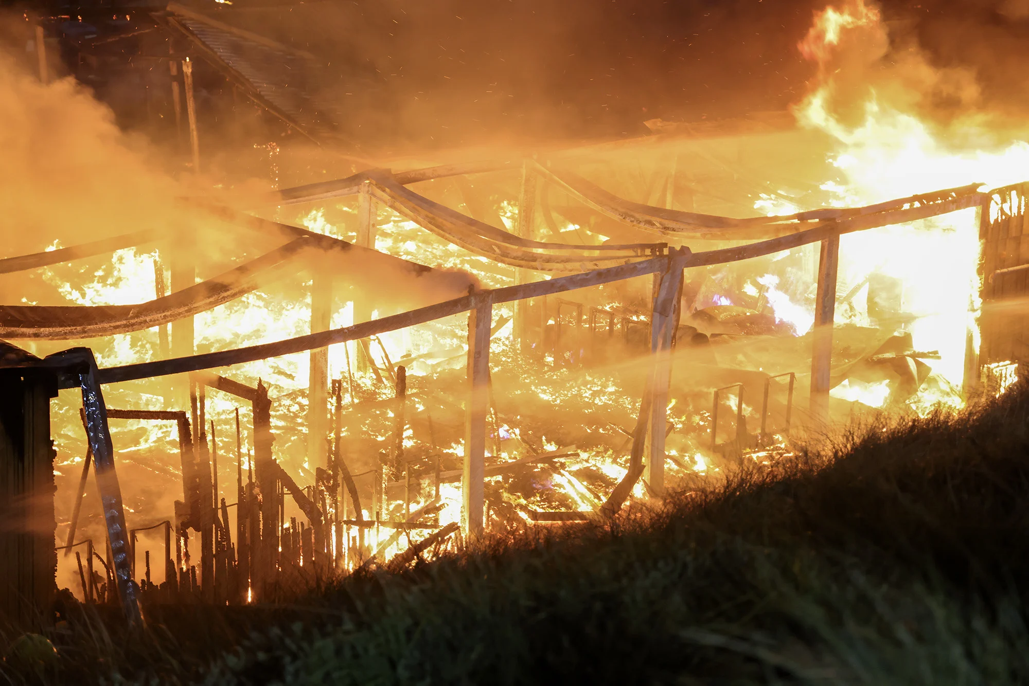 Felle uitslaande brand verwoest Beachclub Bloomingdale in Overveen