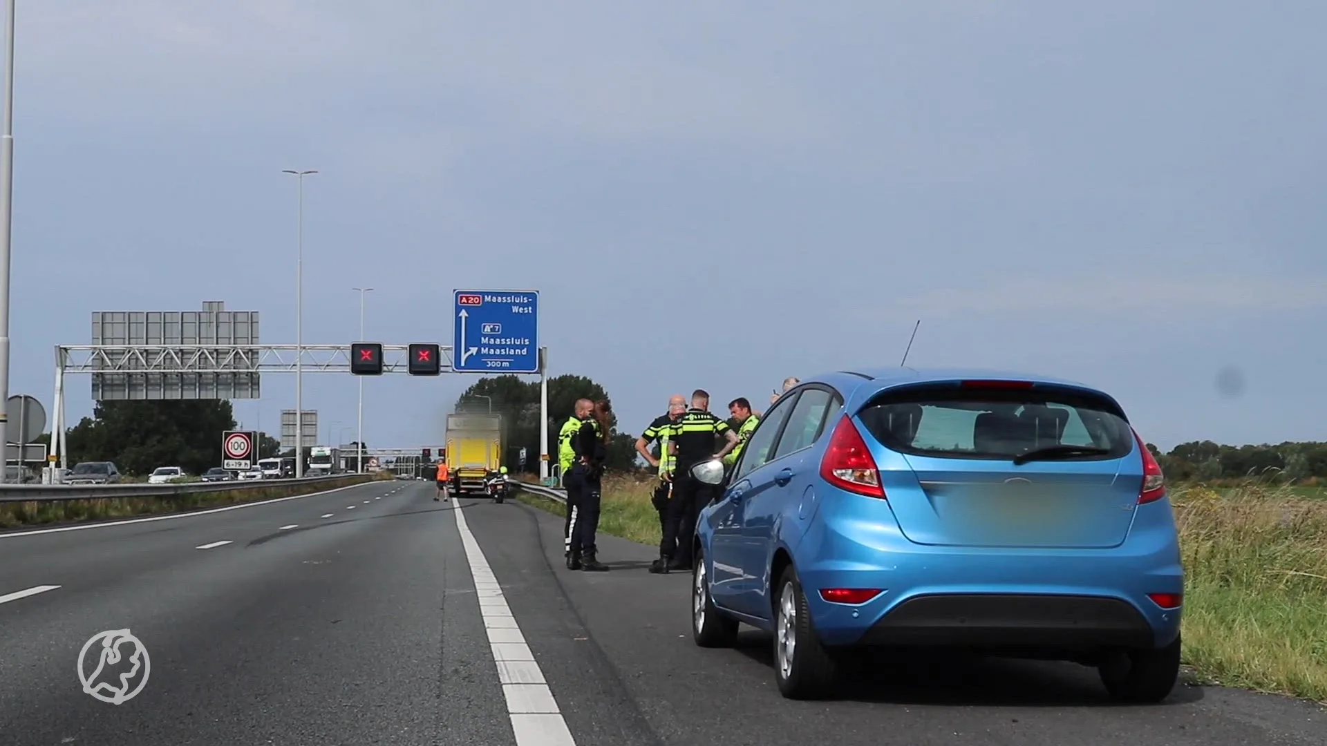 Automobiliste met pech aangereden door vrachtwagen op A20