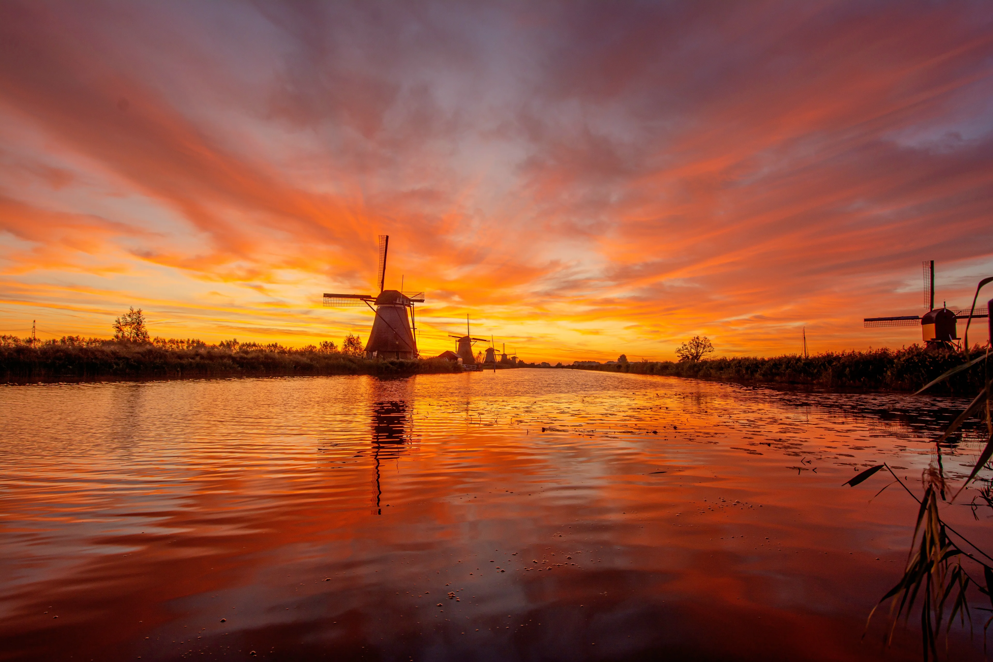 Weerfoto's van de dag: ochtendrood en mistige plaatjes
