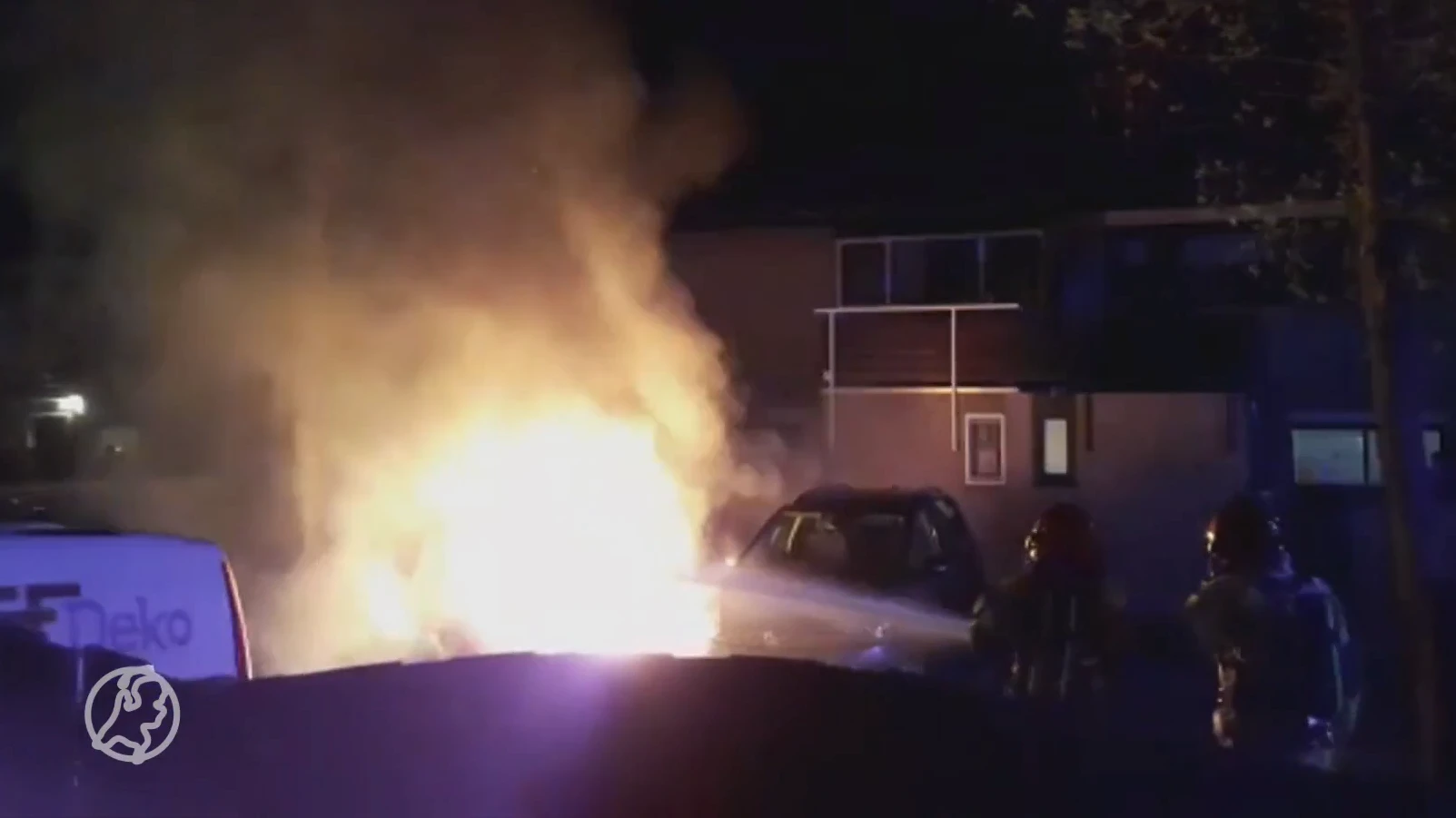 Bedreigd gezin weg door verzoek buren na brandstichtingen en vuurwerkbommen