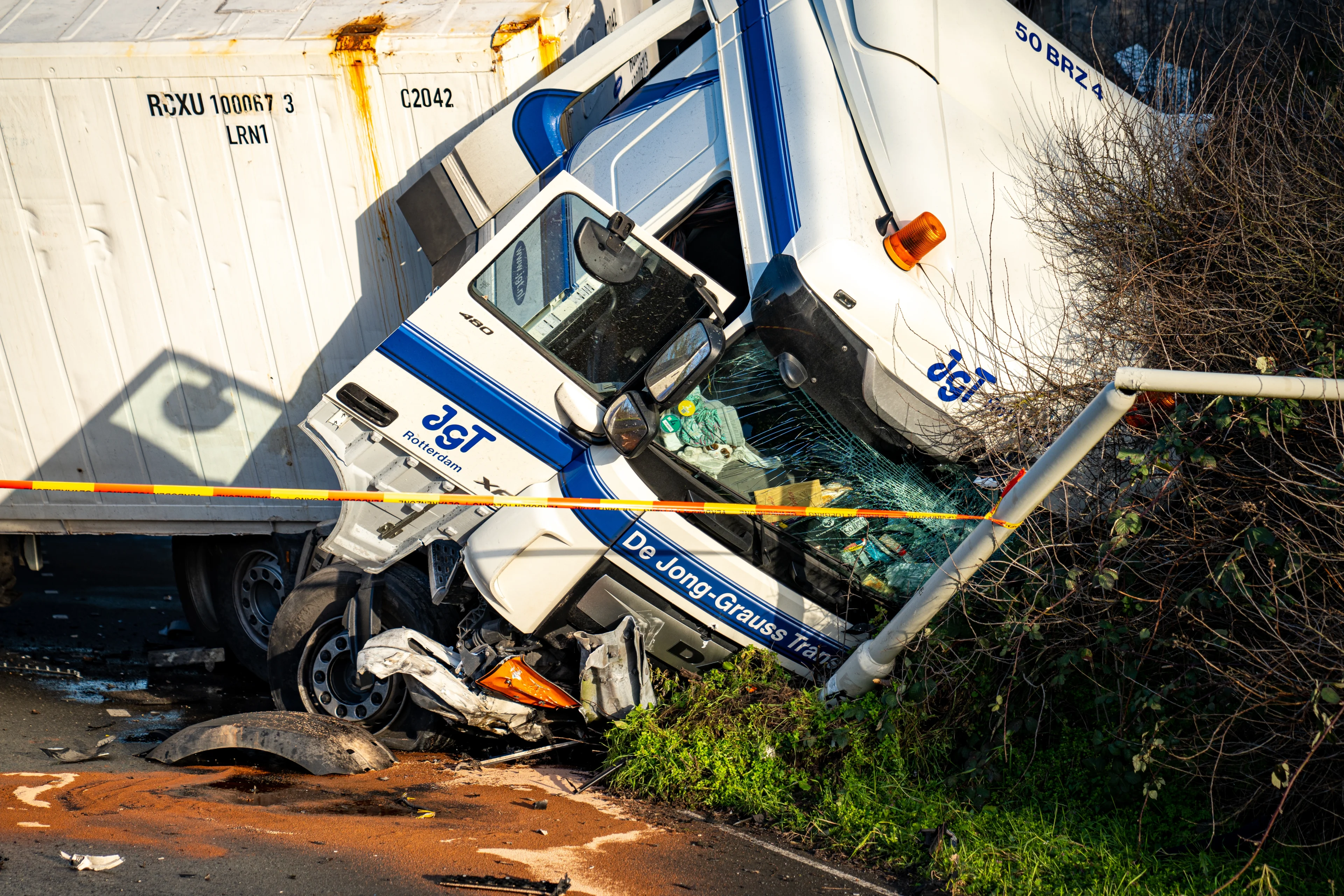 ZIEN: Ravage bij A15 waar vrachtwagen viaduct af is gestort