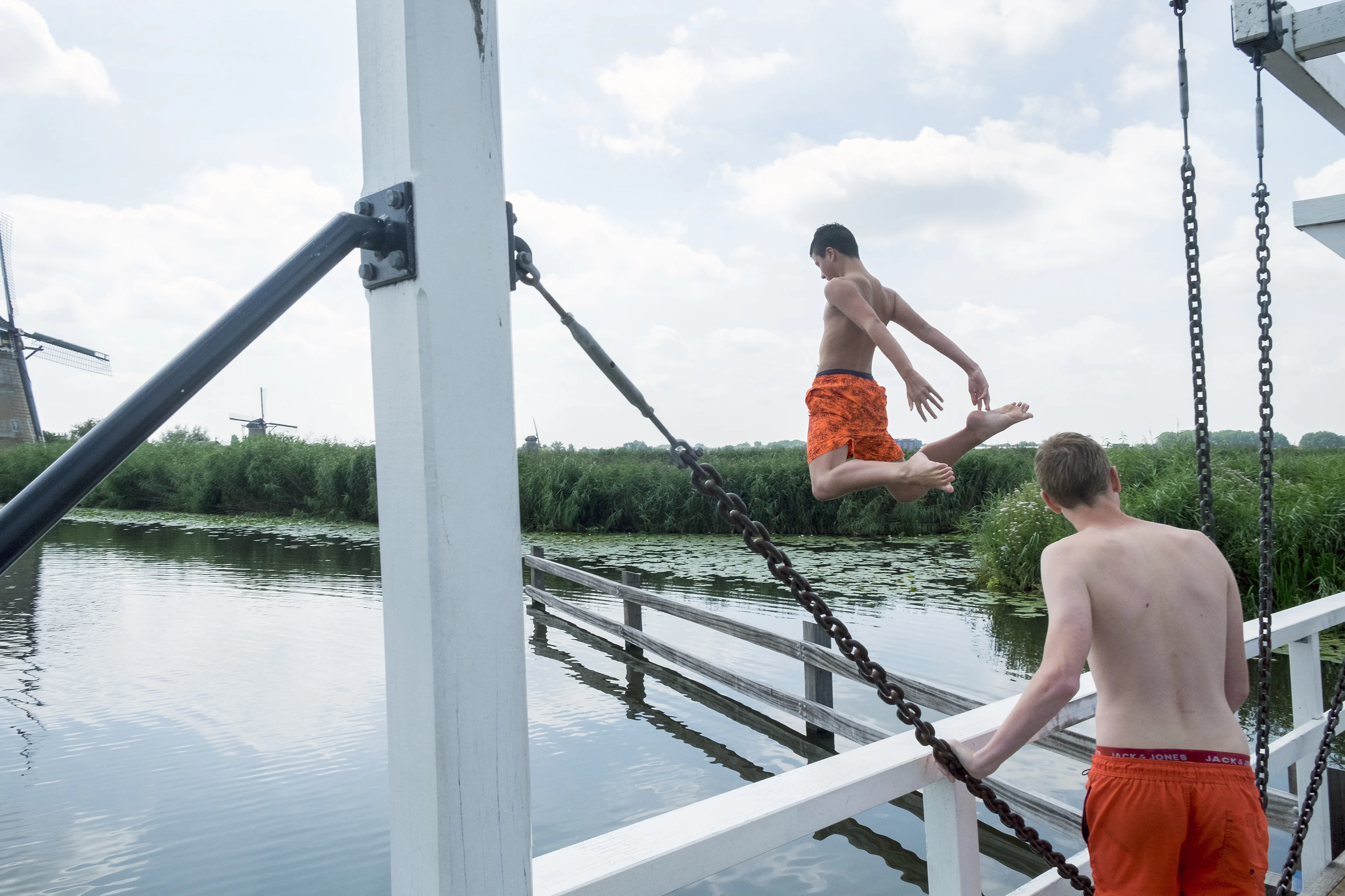 Verkoeling zoeken? Spring niet van brug, want boete is niet mals