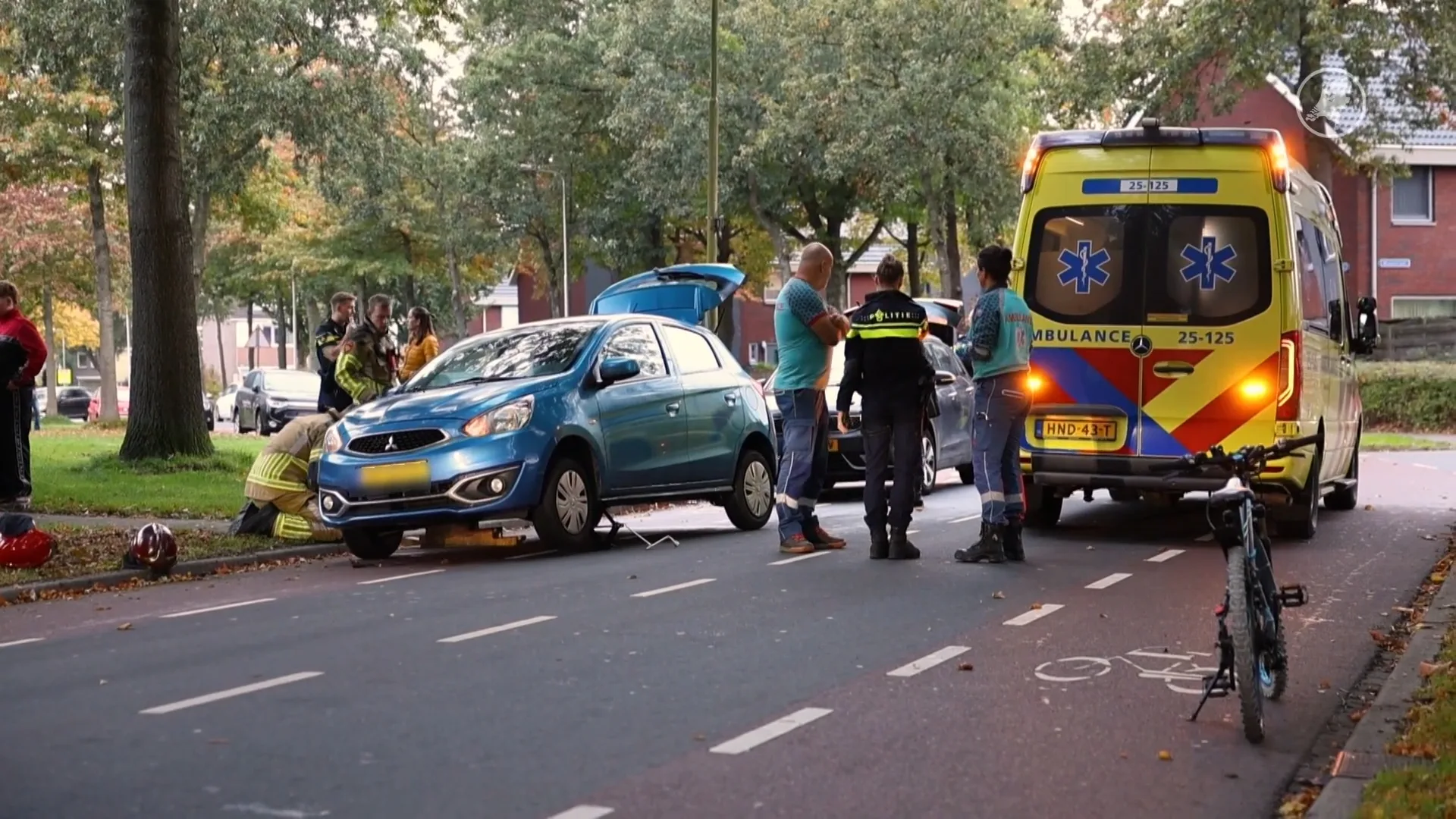 Jongen vast onder auto na botsing in Emmeloord: brandweer schiet te hulp