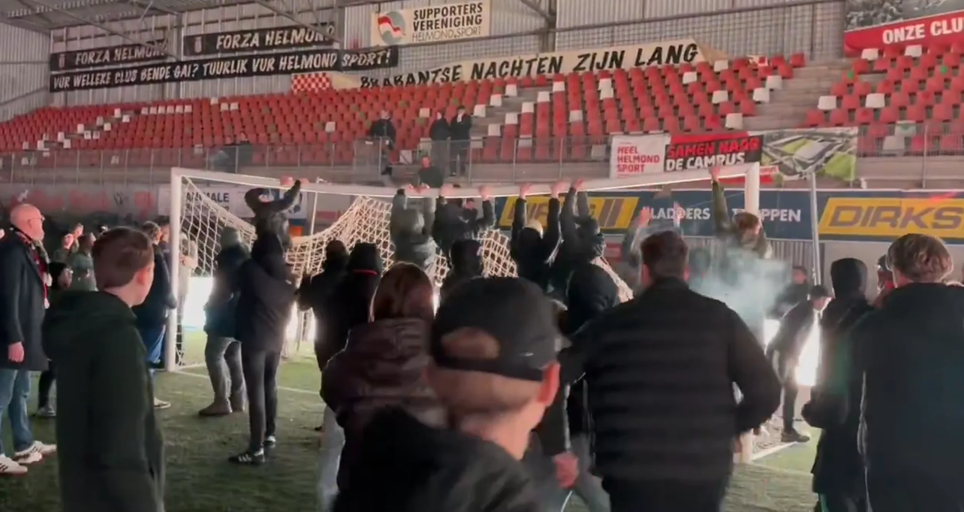 Fans Helmond Sport breken stadion af na laatste wedstrijd