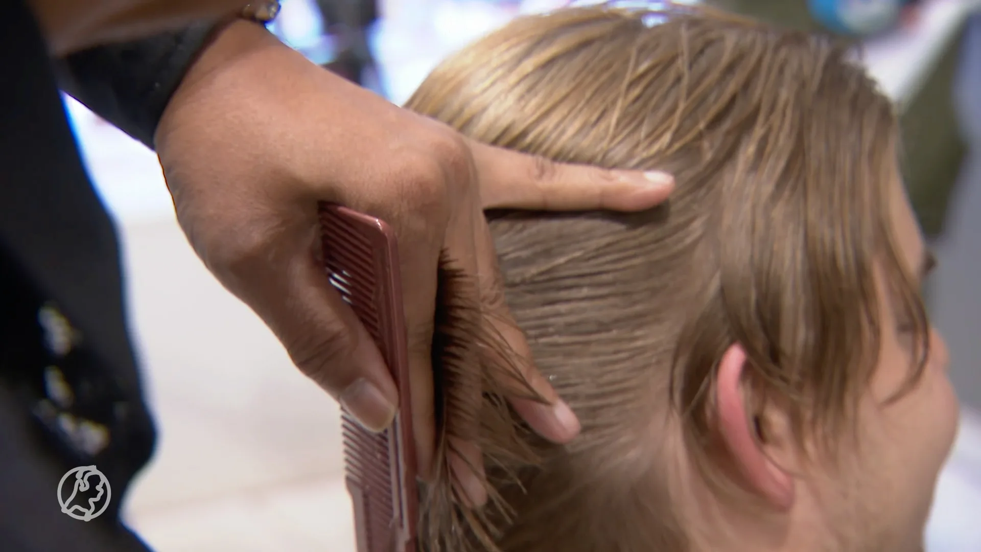 Kapper Frans trof slachtoffer van huiselijk geweld in zijn stoel: 'Met een bebloed oor en blauwe plekken'