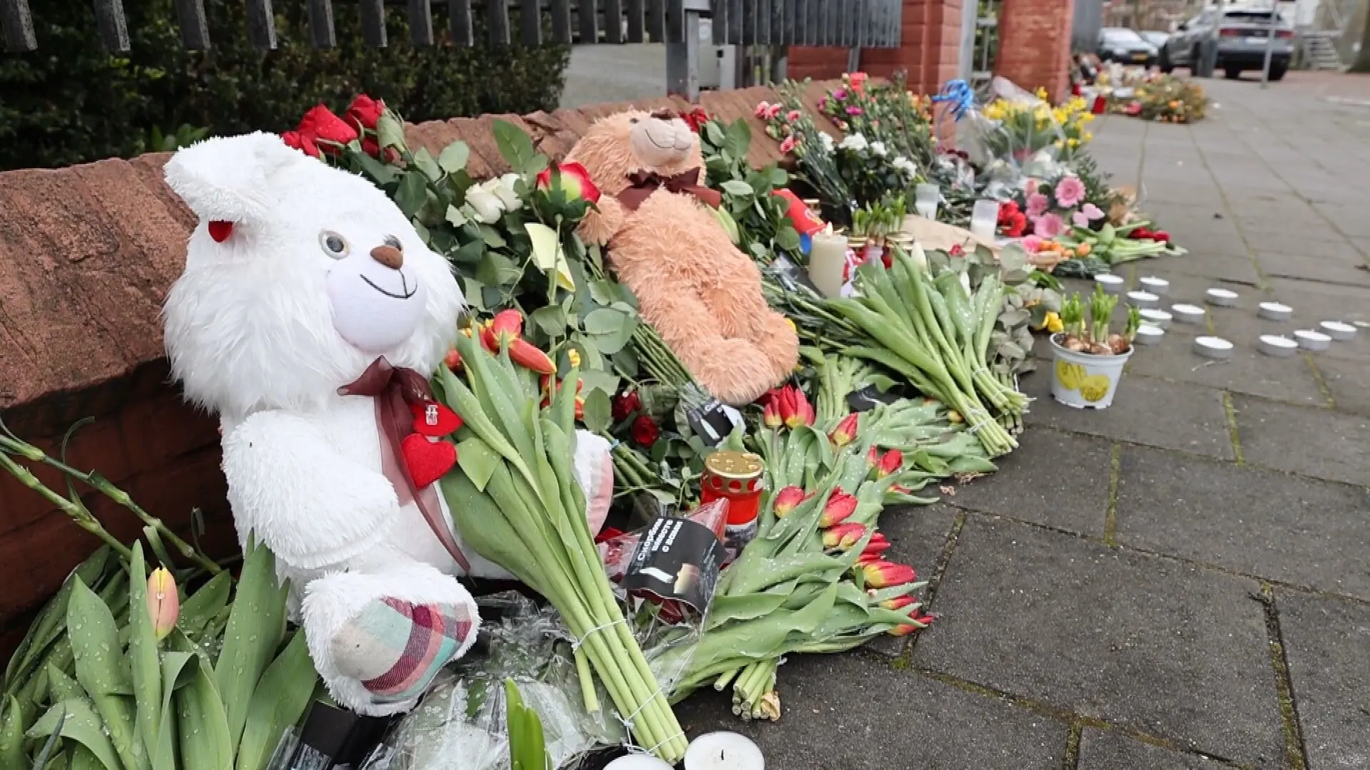 Bloemen bij Russische ambassade om slachtoffers concertzaal