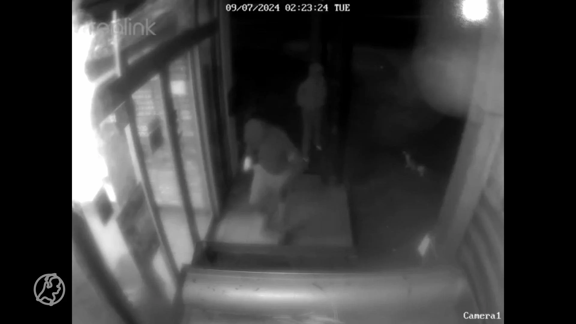 Twee mensen plaatsen explosief bij deur supermarkt