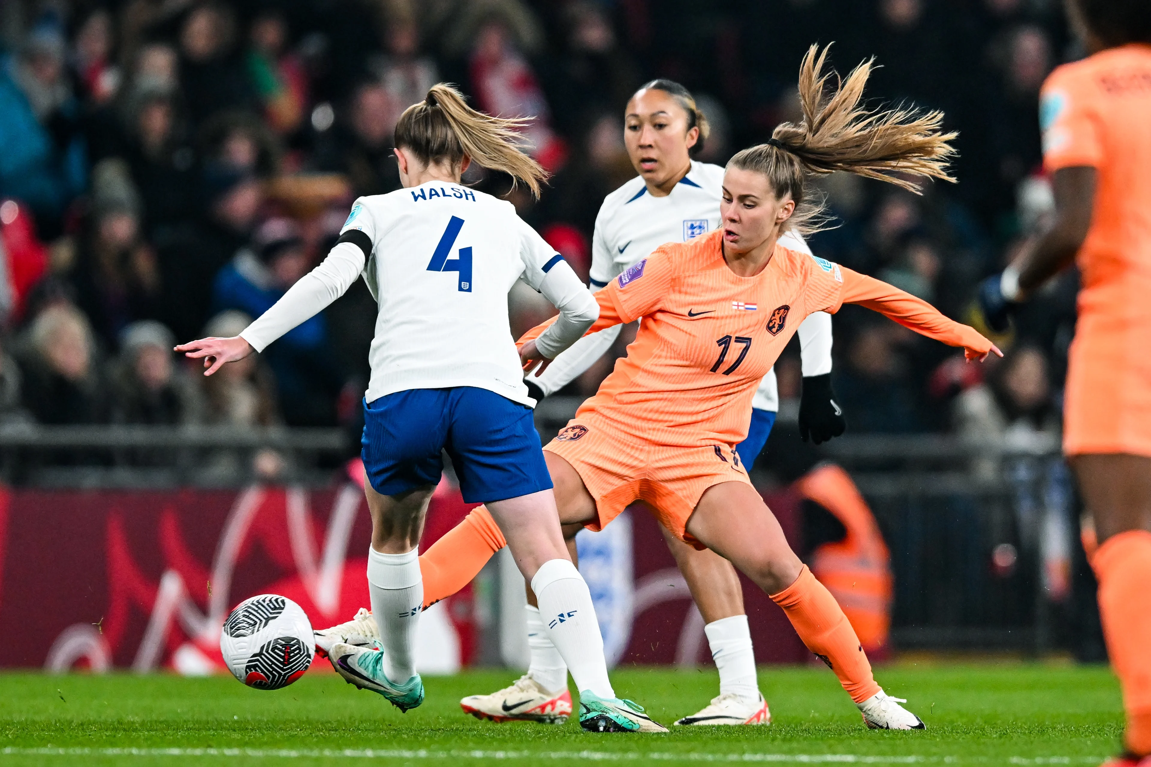 Oranjeleeuwinnen geven zege weg tegen Engeland, maar blijven eerste