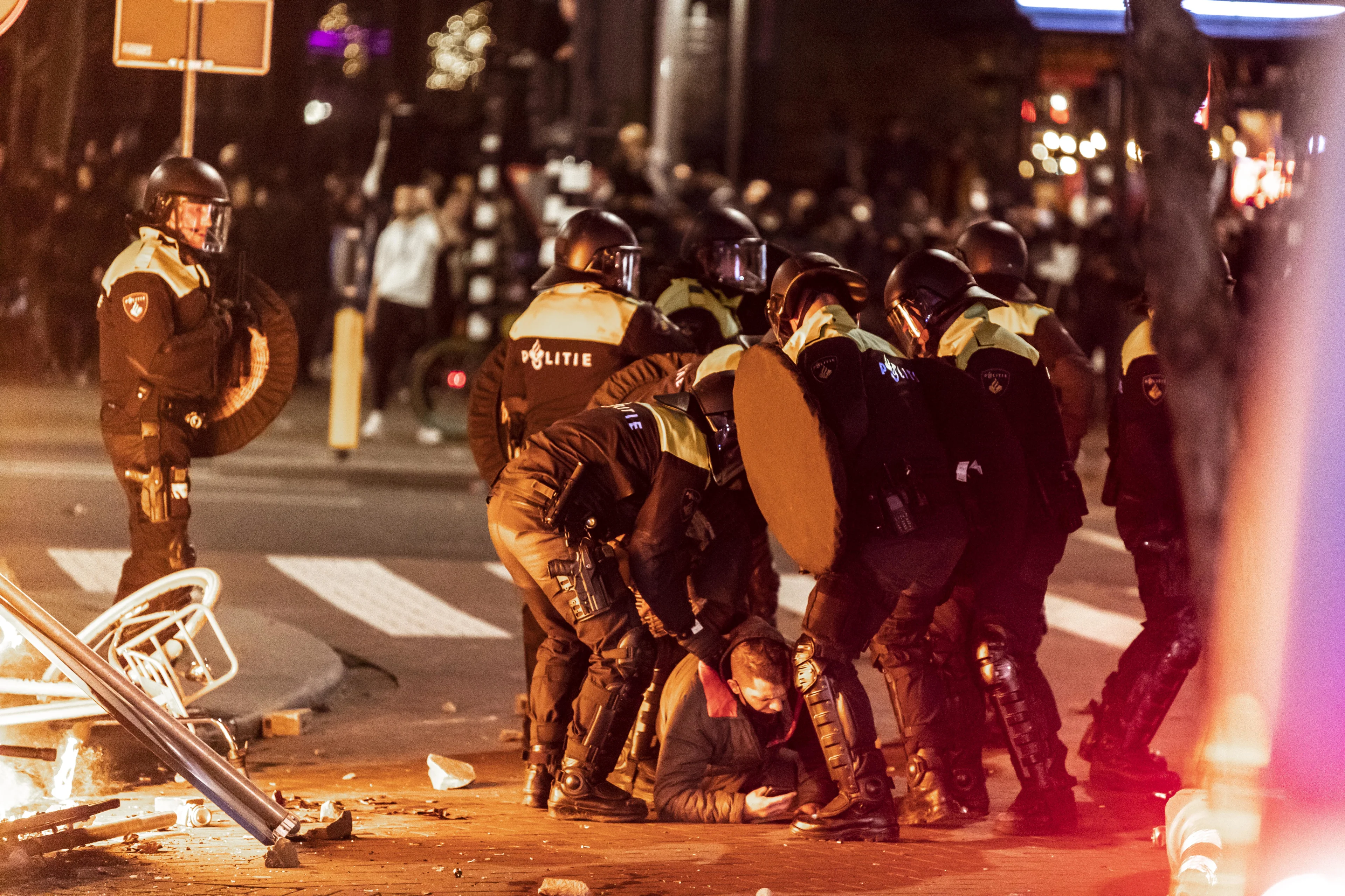 Twee mensen met schotwond in ziekenhuis na rellen in Rotterdam, 51 aanhoudingen