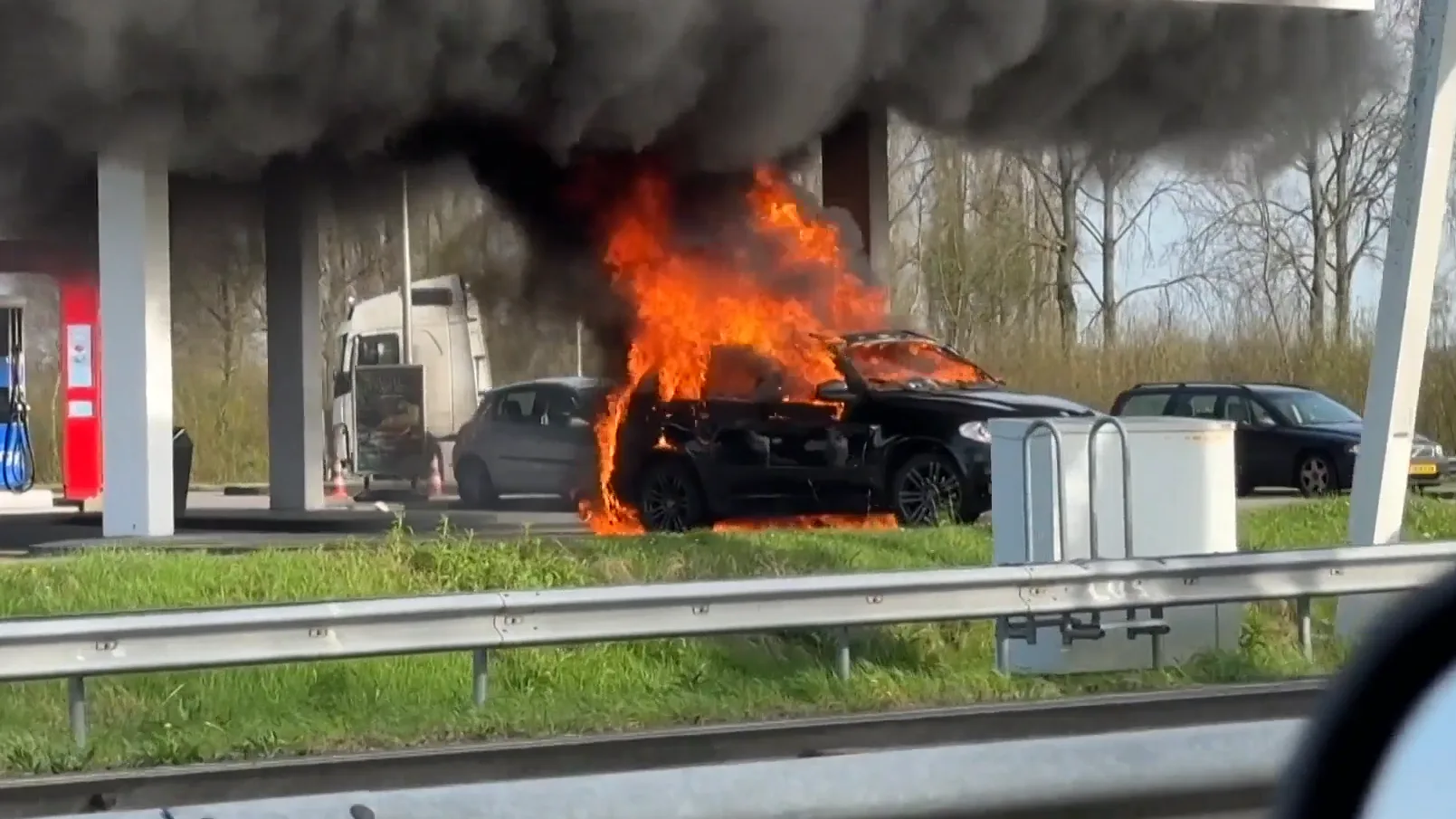 BMW in vlammen op bij tankstation A13, drankrijder aangehouden