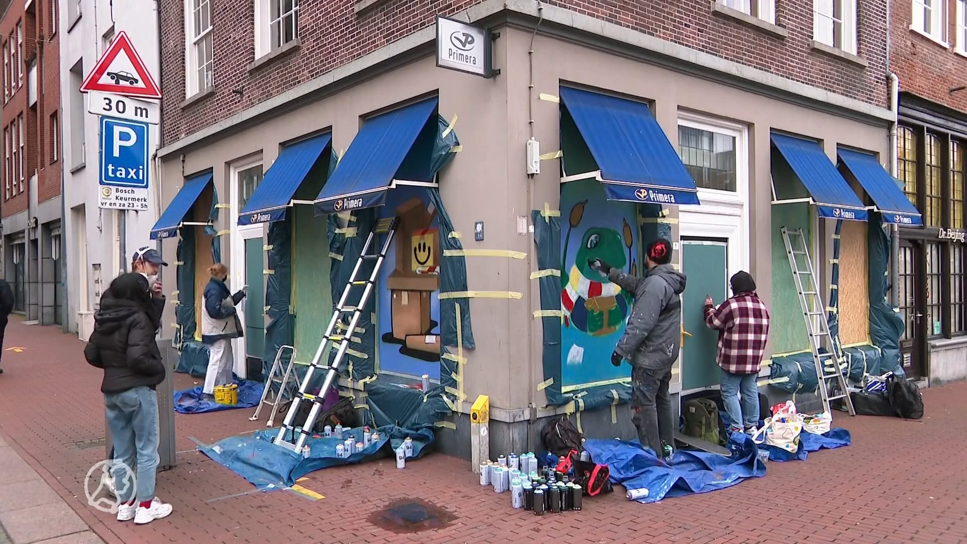 Bossche kunstenaars toveren pallets die ondernemers beschermden tijdens rellen om in iets moois
